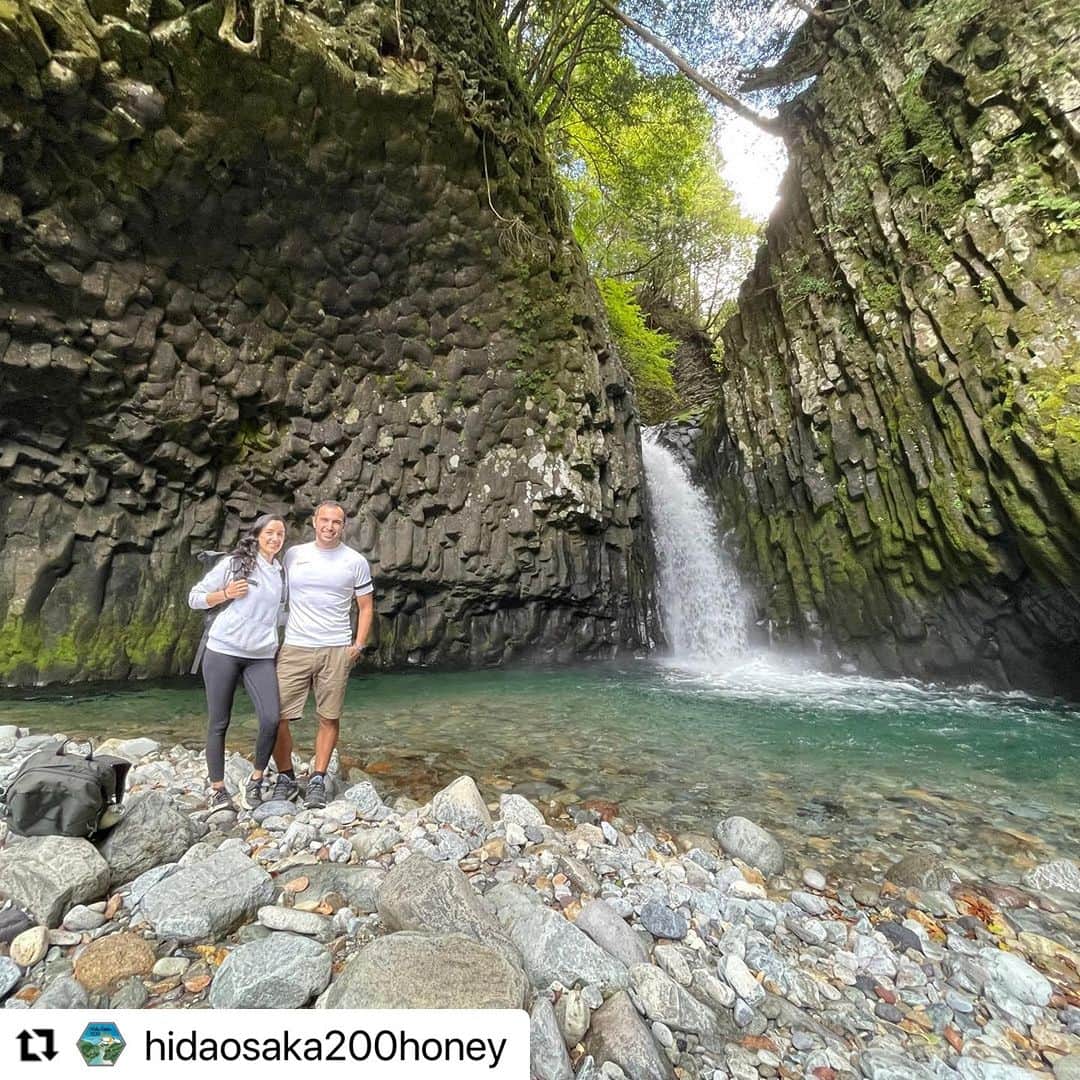 Gero City【下呂市公式アカウント】のインスタグラム：「#Repost @hidaosaka200honey with @use.repost ・・・ This one is the waterfall visit hiking in Gandate Park with Paolo and Chloe from the UK. The day was pleasant and enjoyed the open air tea ceremony in the forest of Lava plateau and homy lunch prepared by Nokkoshi lunch shop.  Everything you see in this town is related to the gift from the volcanic mountain, Mt. Ontake.   This tour is operated by @216works_life_is_asobi @200falls and @hicohime   #hida #hidaosaka #200falls #offthebeatenpath #hidatrip #gifuphoto #japantrip #volcano #lava #gerostagram #hikinginjapan #guidetour #englishguide #lavaflow #teaceremony #japan #vulcão #planalto #japão #caminhada #cidadedascachoeiras #waterfall #cachoeiras #英語ガイド #全国通訳案内士 #通訳ガイド #ポルトガル語 #小坂の滝人 #岐阜未来遺産」