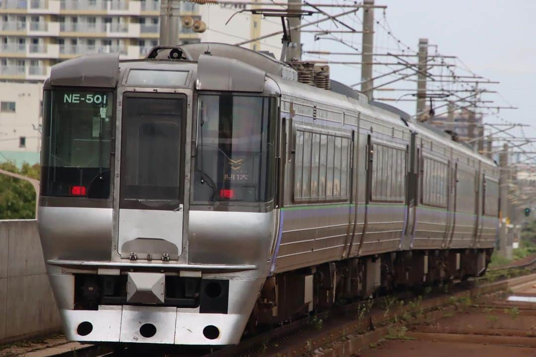 徳永ゆうきのインスタグラム：「. . 回送される785系！ . -2023.09.26- . #鉄道写真 #撮り鉄 #鉄道好き #JR北海道 #函館本線 #琴似駅 #785系 #回送 #ケツ撃ち #後追い」