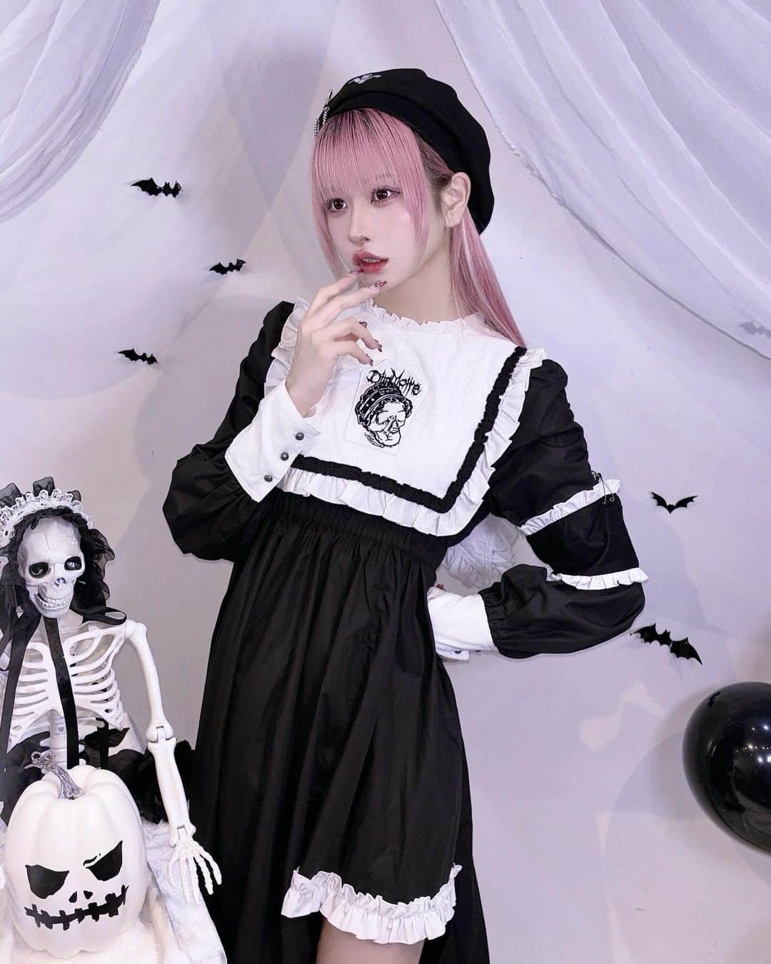 いちのインスタグラム：「Dimmoire Halloween♡  でぃむもあさん @dimmoire_official の展示会いってきました~ハロウィンの新作好きなものありすぎて困った🎶  #dimmoire #idol #cosplay #cosplayer #cosplaygirl #japanesegirl #girl #selfie #instagood #hightone #maid #pinkhair #highlighthair #twins #twintail #fff #lfl #l4l #ハイライトカラー #アイドル #派手髪」