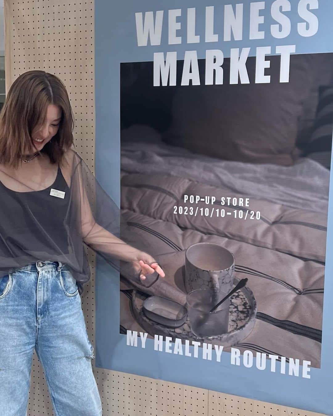 佐藤香菜のインスタグラム：「11日間のPOP UP STORE @lumine_shinjuku 新宿ルミネ2 WELLNESS MARKET @wellness_market_pop_up  今日で3日目になりました。 健康とか美容の定義は幅広いけど 「24時間を快適に過ごす」かなぁ、と思い。小さなその 快適が積み重なって良い人生になる気がしてまして そんな裏テーマをもとに幾つかのブランドを集めた企画です。 疲れを次の日に持ち越さないリカバリーアイテムが多いのは、わたしの個人的なこだわりの表れ。笑 そこに、肌のスペシャルケアがあったり 元気になる食やサプリメントがあったり、 冷えを解消するソックスや、マッサージツールや 友達に喜んでもらえるギフト向きのプロダクトがあったり..... バラバラなようで、けっこうバランスを考えたセレクトに しております💭  新宿ルミネ2の2Fはファッションブランドに囲まれてるし 正直、売上悪かったらどうしよう...というのは現実問題で とても心配だったのですが、3日目が過ぎて、なんだかもう 嬉しすぎる結果にホッとしてます。 会いにきてくれるお友達やInstagramを見てくださった方 この場を借りてお礼申し上げます。 みんなが撮ってくれる写真、わたし表情すごい嬉しそう😂 また機会あったら出たいです、とご連絡くださったブランドさんもありがとうございます🥲  16日を除いて、毎日どこかの時間で店頭にいますので ぜひ何度でも、いらしてください☺️20日(金)まで♡」