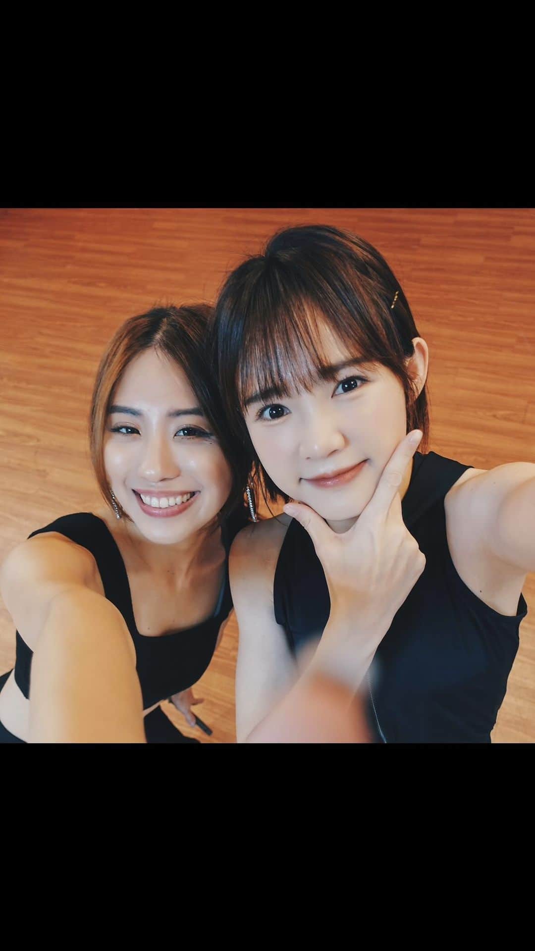 ウー・シンティーのインスタグラム：「(///∇//)  和蓉的快樂時光 每次跳錯要重拍都十分不好意思 尤其想要管理表情的時候肢體就管理不了  學姊好有耐心⋯  謝謝妳幫助不協調人肢體訓練♡」