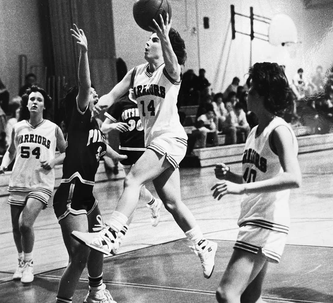 ヒラリー・クリントンさんのインスタグラム写真 - (ヒラリー・クリントンInstagram)「Before she got into politics, Gov. @maura_healey was involved in another contact sport: basketball. On this week's episode of You And Me Both, she told me how her experience as an athlete helps her run, win, and govern. Listen wherever you get your podcasts. ⁣ ⁣ Photo: Boston Globe」10月12日 22時30分 - hillaryclinton