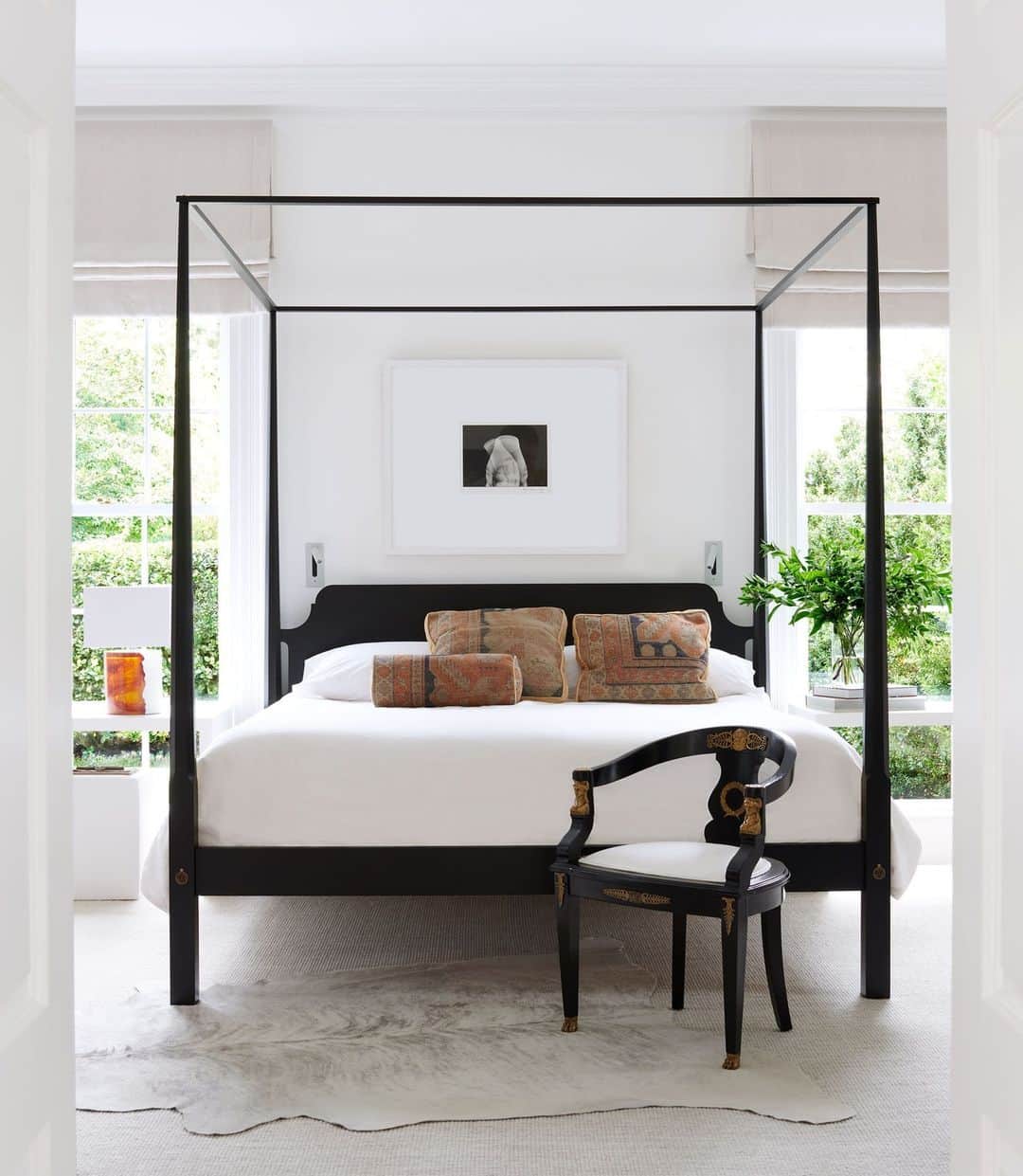 のインスタグラム：「Now THIS is what we mean when we talk about beauty rest. This serene bedroom, in a home designed by ELLE DECOR A-List Titan Darryl Carter (@darrylcarterdesign) with Anne Decker (@annedeckerarchitects), is entirely white, save for the ebony-stained poster bed, the antique chair, and the framed artwork. “That’s the beauty of a neutral environment,” Carter tells us. “It provides a tremendous opportunity for display.”  Click the link in bio for a full tour of this regal home, as seen in our October 2023 issue. Written by @cokhio. Photographed by @williamwaldronphoto.」