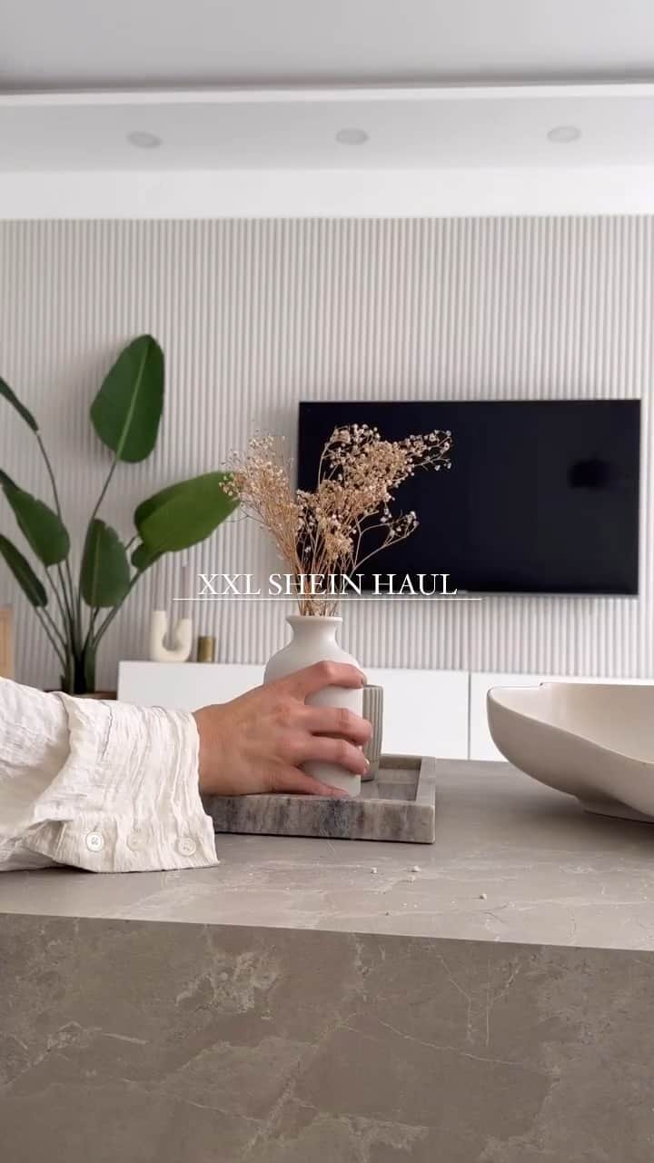 SHEINのインスタグラム：「Cozy crib unboxing! 🏡📦😍 Want to fall in love with your space all over again? Your new autumn aesthetic is just a haul away 🍂✨ @e1ifim_  🔎 18263852 15808370 14329474 21578384 21309218 21960865  #SHEIN #SHEINforAll #SHEINstyle #fashion #chic #saveinstyle」