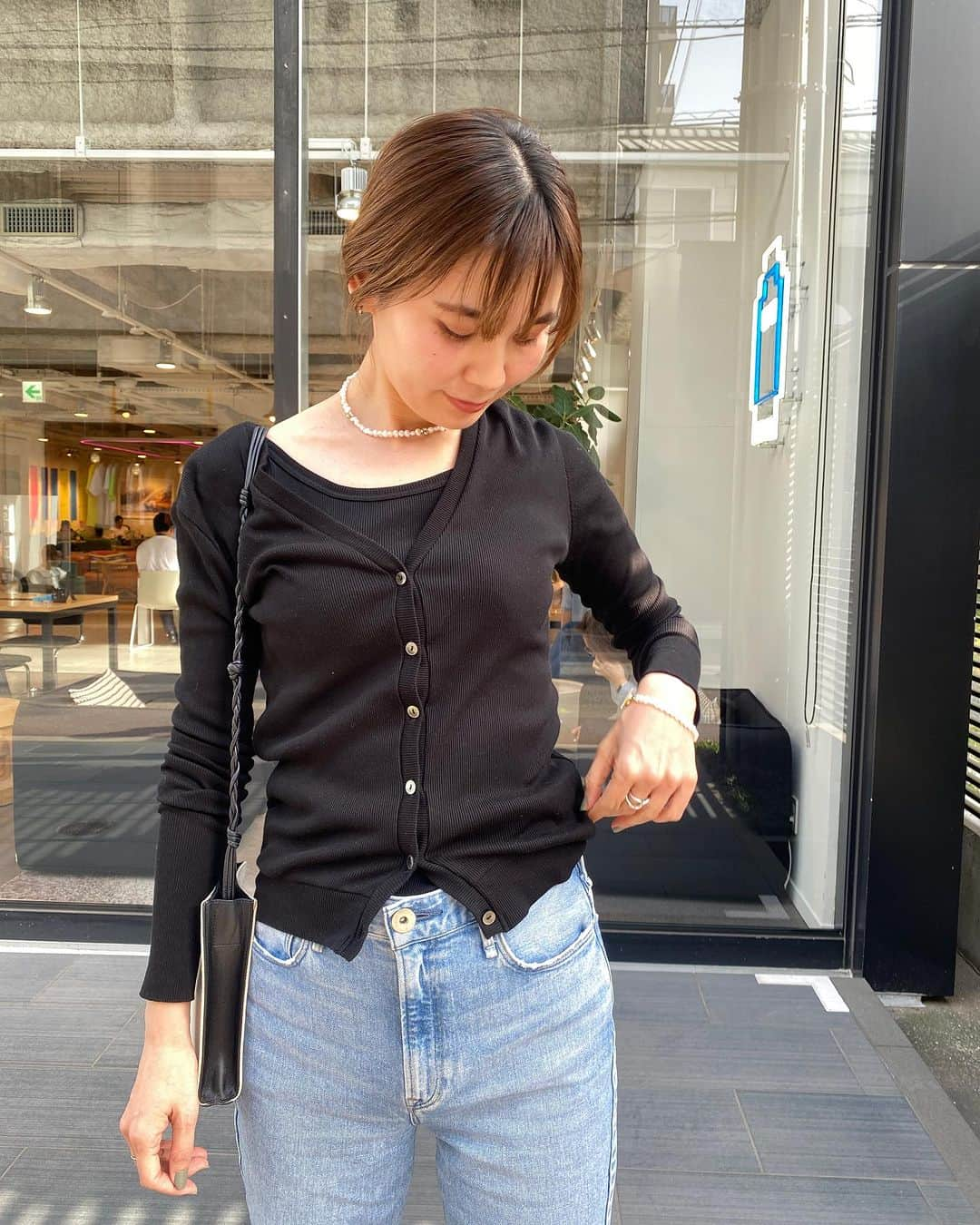 松田 美奈子のインスタグラム：「🖤 __  肌触り最高でございます。  タンクトップとアンサンブルにするのお気に入り🖤  166cm  Mサイズ着てます🌿  @rrrrrrrrr__jp」