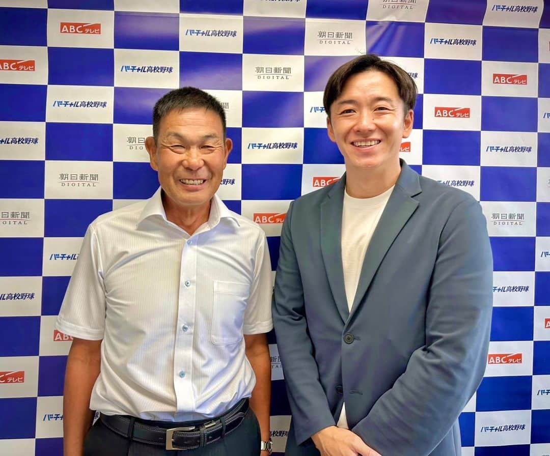 斎藤佑樹のインスタグラム：「あの夏の対戦相手の監督さんと笑顔で再会。 17年前の甲子園準決勝で対決した中迫元監督 かごしま国体2023でお会いすることができました。 ⁡ ⁡ 対戦相手のエースだった榎下陽大とは ファイターズでも一緒にプレーしましたし 代打の今吉くんには 当時ライバルだったはずの僕が 元気をもらっていました。笑 ⁡ ⁡ 改めて中迫さんとお話できて 彼らの強さの裏には中迫先生の 選手想いなあたたかさがあるからだと感じました。 ⁡ ⁡ 今回は放送席で隣で並んで座り第一試合を解説。 こんな日が来るなんて想像してませんでした。 やっぱり野球が繋げてくれたご縁って すごいですね。 ⁡ ⁡ 遅くなりましたが 29年間の監督生活お疲れ様でした！ これからもどうぞお元気で またみんなで集まりましょう！ ⁡ ⁡ ⁡  ⁡ #甲子園 #2006年 #再会 #高校野球 #鹿児島 #かごしま国体」