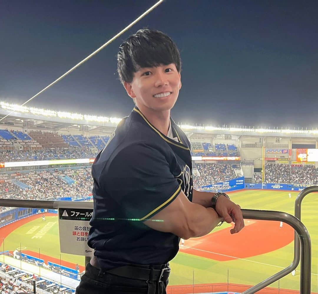 横川尚隆のインスタグラム：「野球観戦してきた やっぱ真剣勝負のスポーツって最高 その一瞬がだれかの心に一生きざまれるしだれかを奮い立たせるんだぜアスリートってほんとにかっけえ ⁡ ⁡ そして13日10：13〜人志松本の酒のツマミになる話に出させていただきます🫡 2回目🥹🥹めっちゃ楽しかった🥳 飲み会行ってきたって感じ楽しかった〜🥺 この収録のあと友達と飲み行ったんだけど さっき1件目でさ〜　ておれが話し始めたらしいのでほんとに仕事じゃなく飲み会に行った気分だったようですぼく。 ⁡ #横川くんの筋肉ちゃんねる#THEBUILD#bodybuilding#ボディビル#training#workout #トレーニング#ワークアウト#筋トレ#fitness#フィットネス#筋肉 #腹筋#physique#フィジーク」