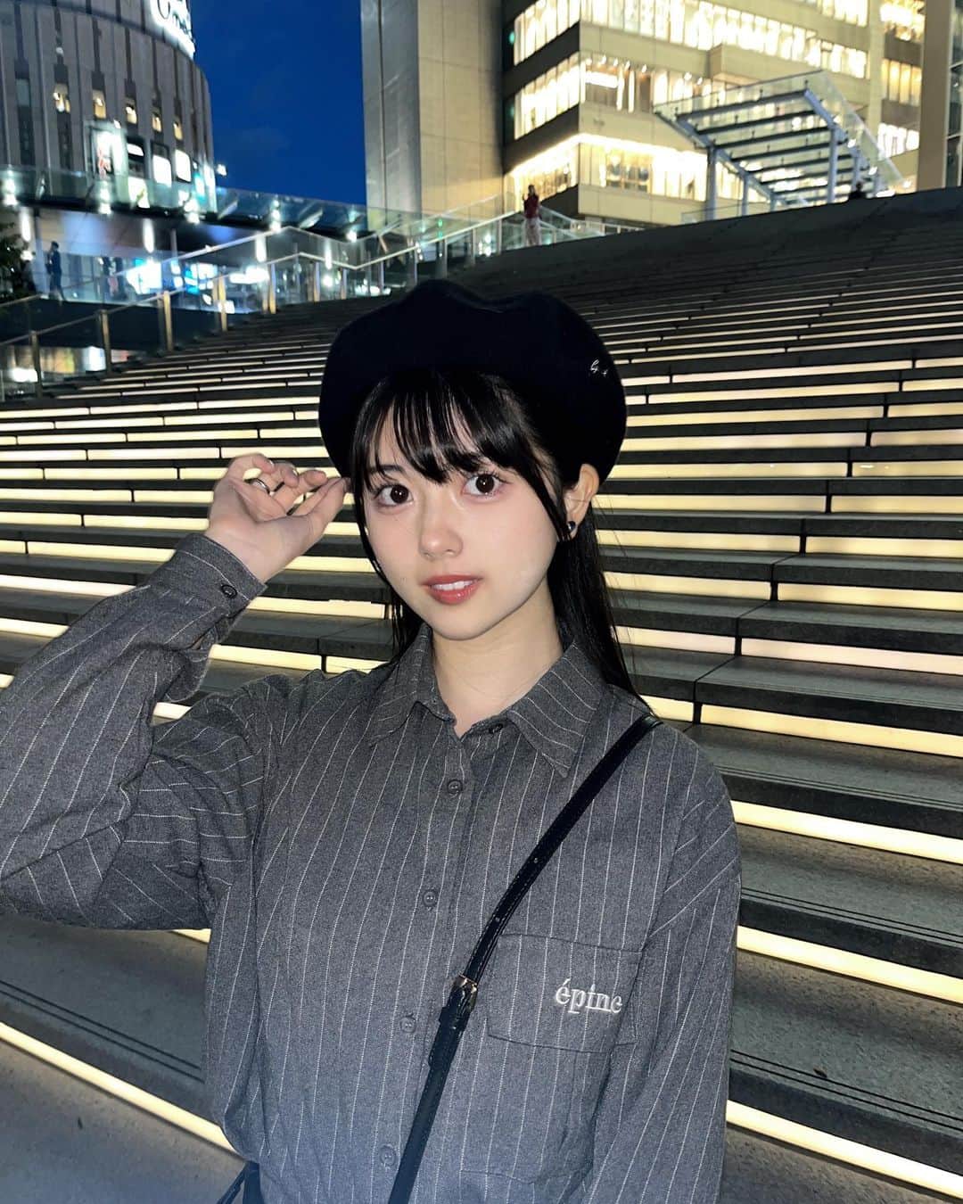 坂下真心のインスタグラム：「⌇ 𝗀𝗋𝖺𝗒 𝖼𝗈𝖽𝖾  ハートのベルトがポイントなのです  秋は無性にベレー帽が被りたくなるね ^._.^🩶」