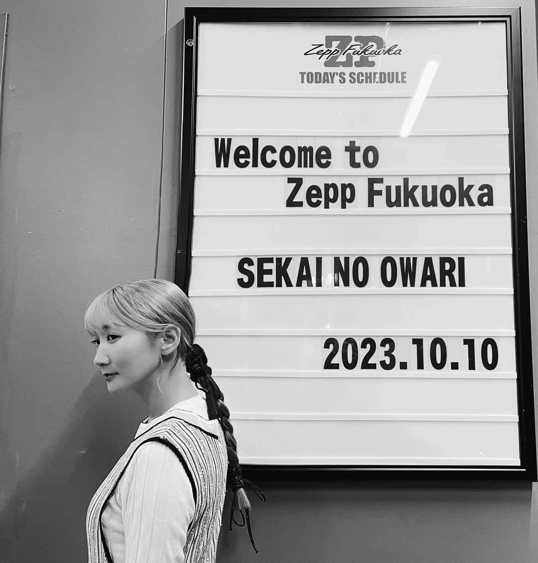 Saoriのインスタグラム：「Zepp福岡二日間でした。  ライブ終わりで深瀬くんと飲みに。 「今日はレモンサワー三杯くらいでやめとこ」と思いながら、いつも 「いも焼酎ロックで！」って 言ってしまうなー。  次はダイバーシティで、また来週👋」
