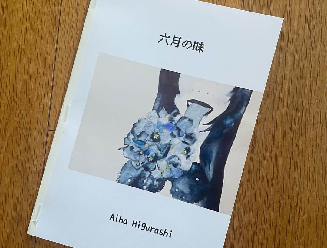 日暮愛葉さんのインスタグラム写真 - (日暮愛葉Instagram)「あきちゃんとゆうさんがそ 「憂い」と｢染まった色は青｣、桜と群青、6月の味のZINEをお買い上げ下さいました！ありがとうございます！お酒もご馳走様でした！本当にありがとうございました💎🦋💎🦋 注意:ZINEとハガキセットは残り僅かです！お早めに💎  #日暮愛葉個展 #日暮愛葉第4回個展  #aihahigurashisoloexhibition  #watercolorme #watercolourpainting  #pencildrawing  #ballpointpendrawing  #鉛筆画 #水彩画 #ボールペン画 #grafitedrawing  #グラファイトドローイング #デジタルドローイング #degitalpainting  #mixdrawing #harunooto #下北沢 #下北沢カフェバー @haru__no__oto  @aiha_higurashi_drawings  @aiha_higurashi」10月12日 22時26分 - aiha_higurashi