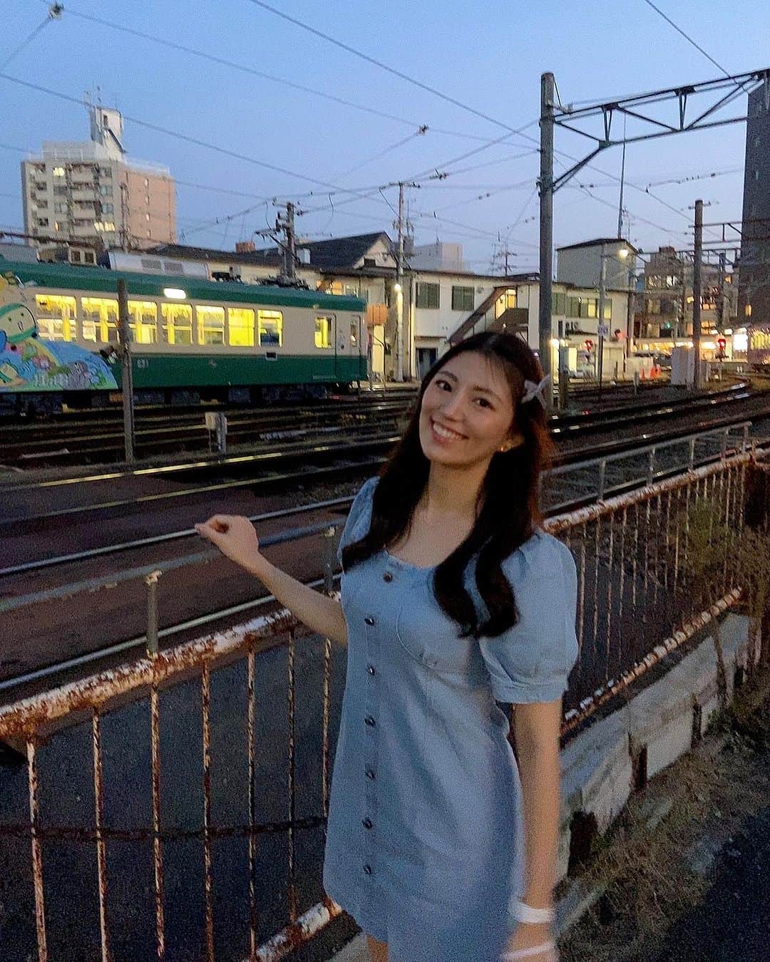 サニーデイガールズのインスタグラム：「秋っぽいかと思ったらまだお昼は暑かったり 気温とお洋服が難しいですね🍂 みなさま風邪など引かれないように気をつけてくださいね🎈  スーパードーム桃山店　穂波はる」