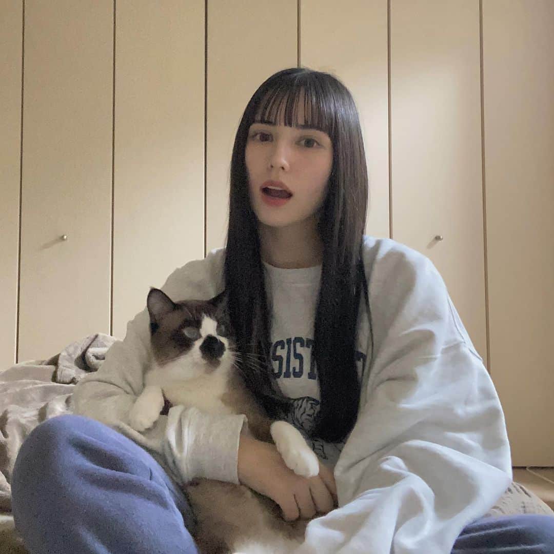 Annaのインスタグラム：「ワンマン前に気合い入れてロングになりました🫶🏻 安定の神様がやってくれましたありがとうございます🍉  #プルエクステ」
