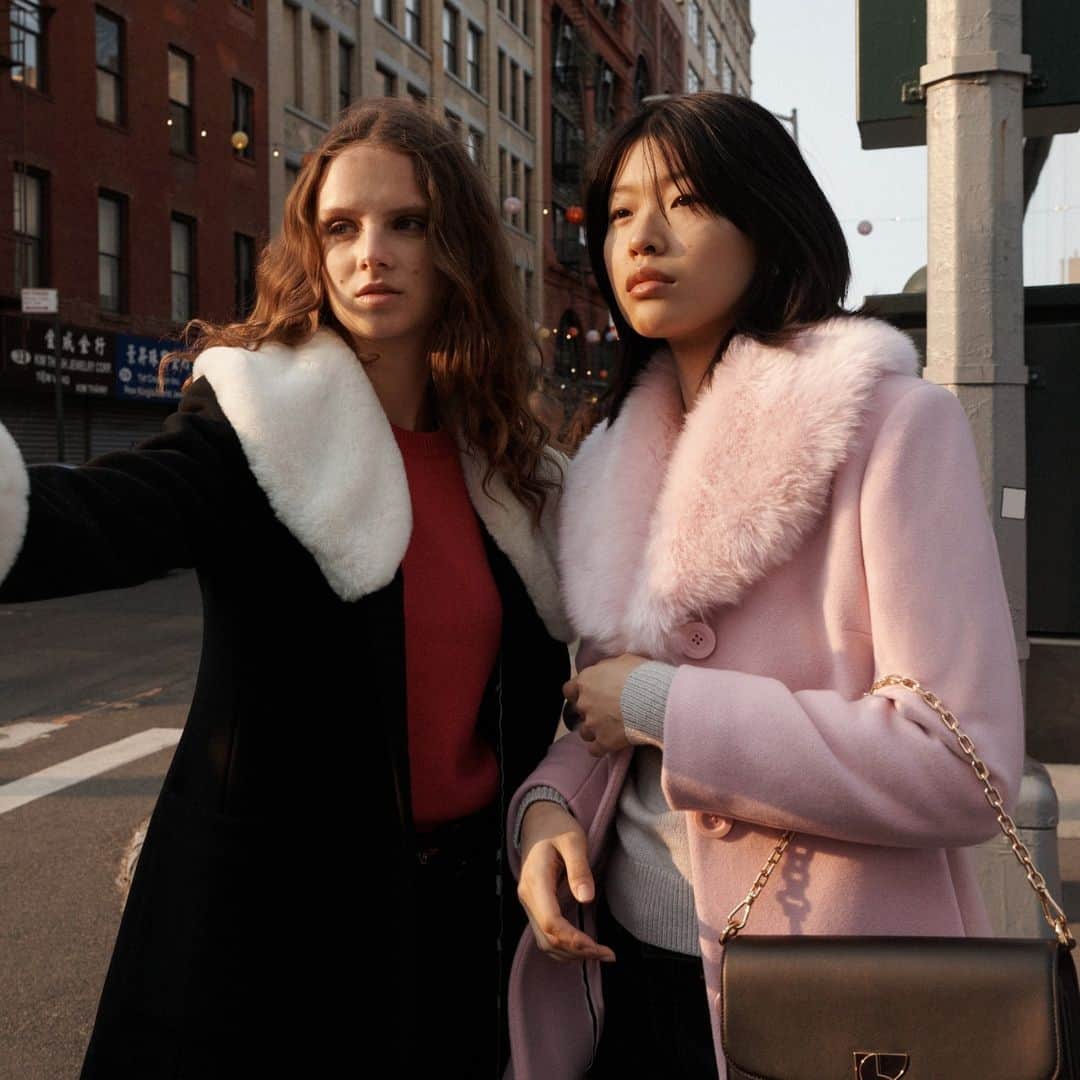 ケイト・スペードのインスタグラム：「Coats! We love you! We’ve missed you! That’s all! #katespadeny」