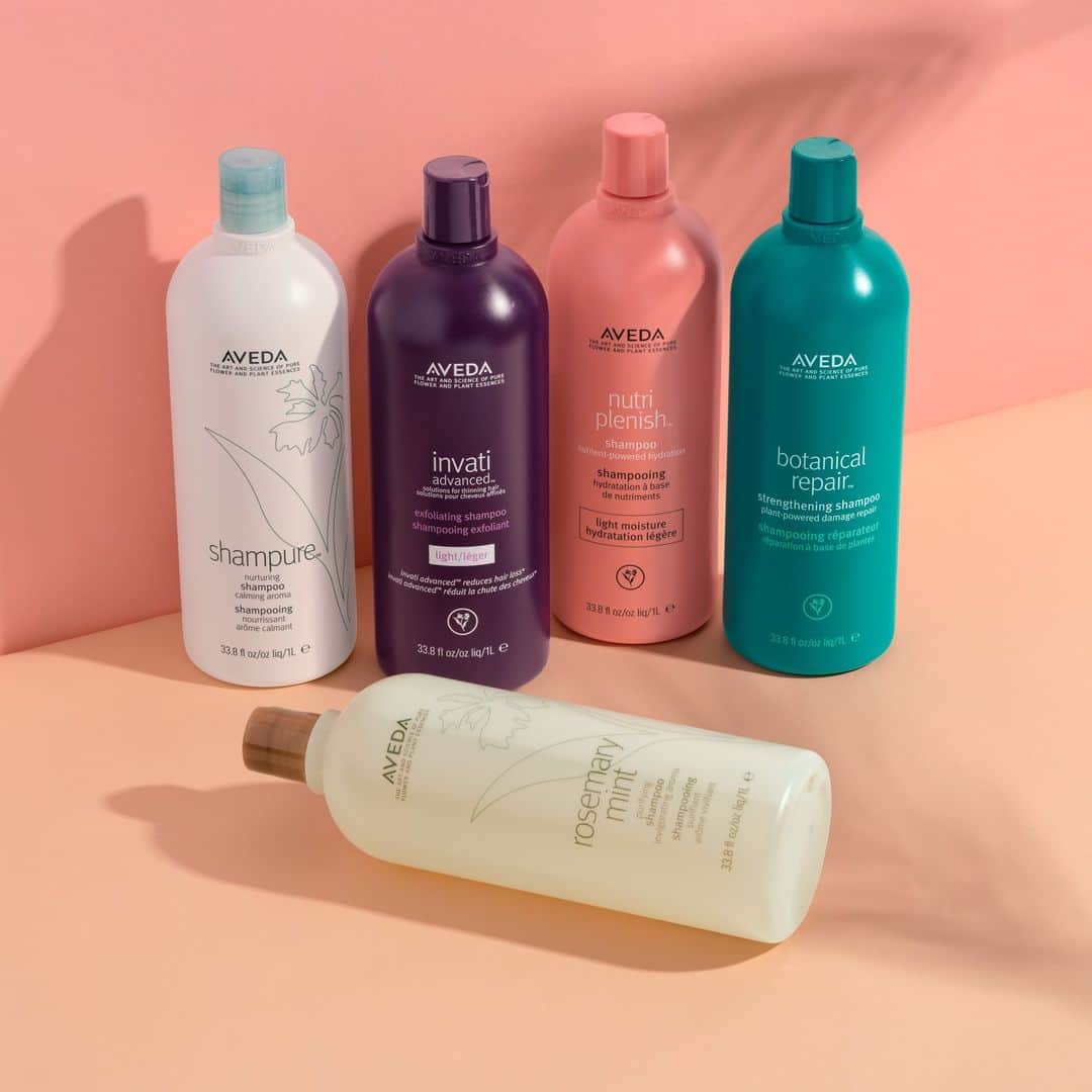 Aveda Japanのインスタグラム：「リッターシップキャンペーンご好評実施中💫大容量のリッターサイズはレギュラーサイズと比べて約25%お得*  環境に配慮しながら、いつもご使用いただいているシャンプー・コンディショナーをお得に揃えるチャンスです🧴価格改定前の10月中にお買あげいただくのがおすすめ💁‍♀️  カラフルなボトルでバスルームもスタイリッシュに✨ポンプもプレゼントしているのでプッシュ式で使いやすいのもポイントです💁‍♀️  全国のアヴェダショップ・オンラインショップではそれぞれお得なキャンペーンを実施中！詳しくはお近くの店舗または公式オンラインショップまで✔︎」