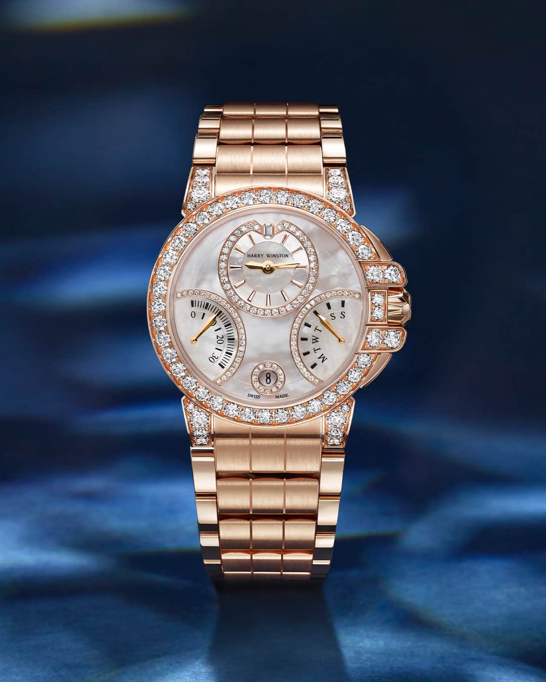 ハリー・ウィンストンのインスタグラム：「An expression of sporty elegance, this breathtaking Ocean Biretrograde Automatic 36mm gleams with 18k rose gold that unites with a mother-of-pearl dial and round brilliant diamond adornments. Make time for everyday luxury—link in bio. #HarryWinston #HWOcean」