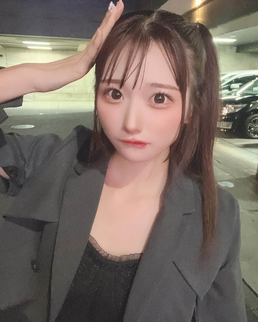 夢実あすかのインスタグラム：「こゆ格好すき？？🐈‍⬛🌙  ． ． コートはかこいけど中にちょいフリルのキャミワンピあわせてハーフツインしてかっこかわい系したよ😎♡シンプルでおとなぽな格好が1番好き♡おとなぽいーて思われたいお年頃👩🏽‍🦰もう21だから大人だ、、、  ．  二の腕見えるコートなの写真撮るまできづかなかった笑笑😆 ．  ．  ．  #japaneseidol #japanesegirl #idol #instagood #instalike #selca #followforfollowback #selfie #today #ootd #dailylook #instafashion #followme #まつパ #makeup #今日のコーデ  #アイドル  #アイドルメイク  #ワンピースコーデ  #秋コーデ #いいね返し #自撮り #自撮り女子 #自撮り界隈 #推してください #シンプルコーデ #ワンピースコーデ #コートコーデ #ストレートヘア」