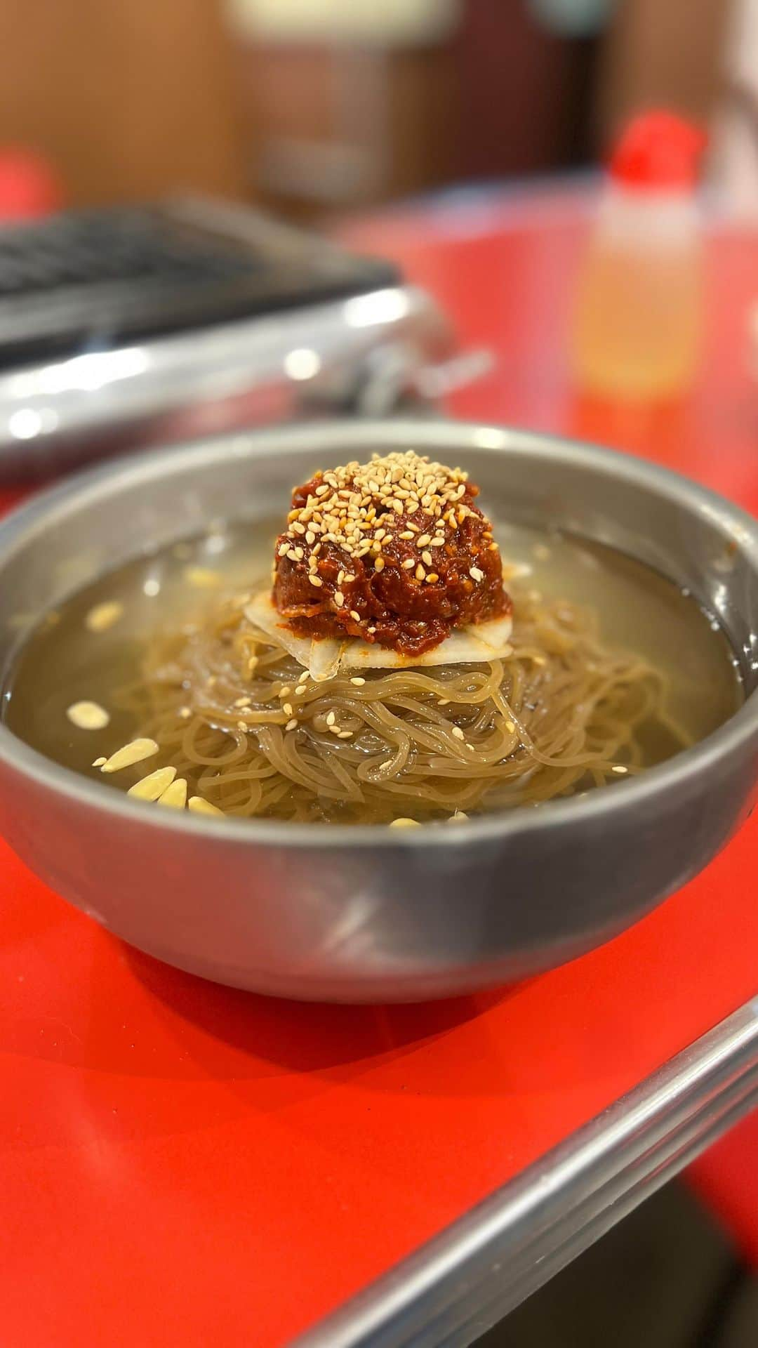 【えちえちグルメ】りょまにくのインスタグラム：「✔︎東京 中目黒 ✔︎焼肉冷麺 てっちゃん 中目黒  ——店舗紹介—— 中目にて普段使いしやすい コスパ焼肉へ訪問！  駅からは徒歩5分ほど、 店内は広く テーブル席が多め 直前の予約でも取りやすそう  街焼肉スタイルで壁にはポスターや レトロ感あふれるメニューの一覧 赤色の机とロースターが良い感じ  タン、ハラミ全体的に肉質も良き タレがうまい 名物は黒冷麺、特製の手打ち麺 キムチとの相性が抜群  ごちそうさまでした！  ——利用時—— 平日ディナー  ——利用シーン—— 友人と(２名)  ——予約—— あり  ——————————————— ◆ジャンル：焼肉 ◆食べログ： 3.37 ◆１人予算：¥5000-7000 ◆最寄駅：中目黒駅  #東京グルメ #東京ディナー #中目黒グルメ #恵比寿グルメ #中目黒焼肉 #東京焼肉 #yakiniku #てっちゃん #tokyo #tokyotrip」