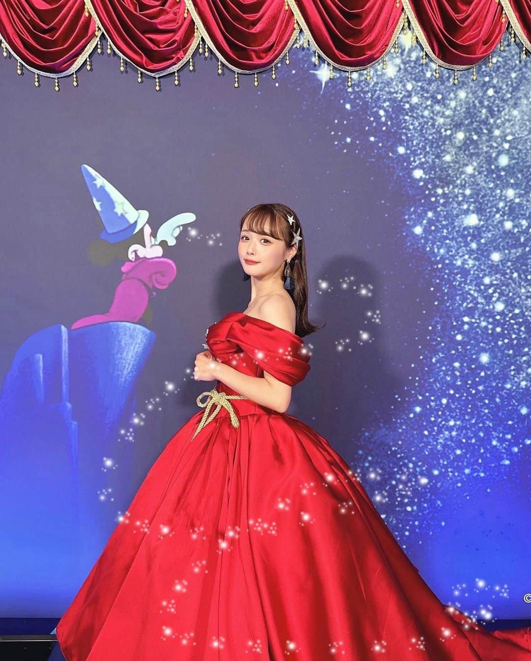 計良日向子（ひなひ）のインスタグラム：「. クラウディアさんの 9th Disney Wedding Dress Collection ご招待していただきました🐭♥️💍 @kuraudia.weddingdress . . . . 今回もとっっっても可愛くて 夢のような空間でした🥹💞 新作のファンタジアのウェディングドレスを 試着させていただきました♡ 細部までファンタジアで感動🥹💫 本当に素敵、、🪄 . . . 実はもう1着試着させていただいたので また別で投稿します♡ . . . #pr #kuraudia #kuraudiaweddingdress #disneywedding #ウェディングドレス #disneyweddingdresscollection #ファンタジア #ファンタジアミッキー」