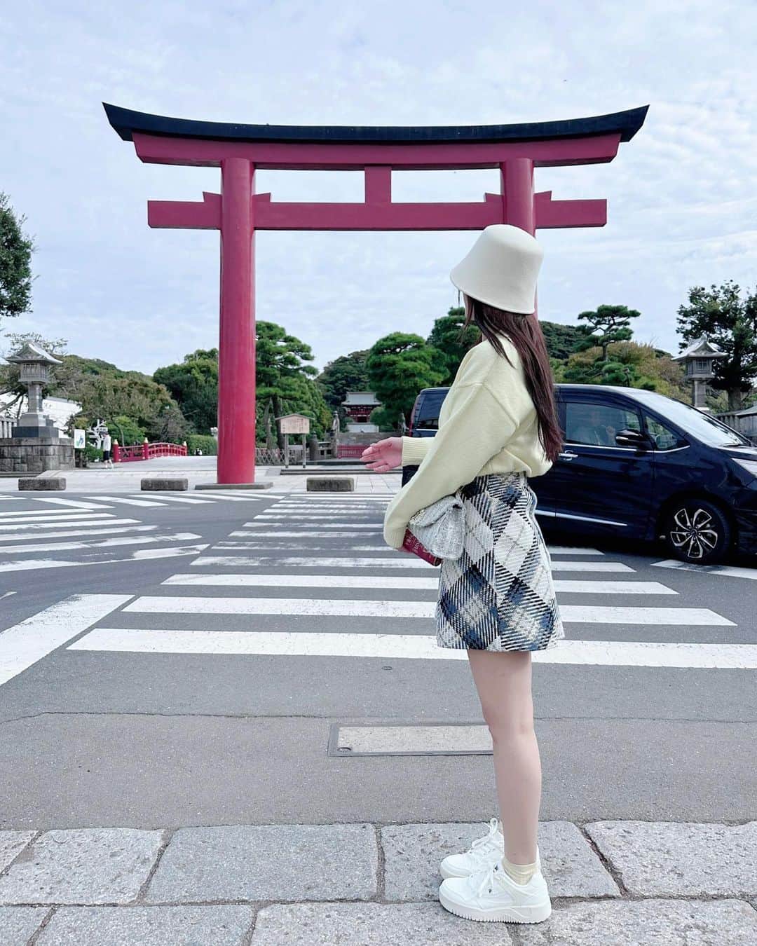 諸星みゆのインスタグラム：「🤍 ⁡ 鶴ケ丘八幡宮行ってきました🕊‎✨️ ⁡ 天気悪かったけど 少しだけ青空見えていい気分☀️ ⁡ 鳩さんパラダイスでびっくりした…笑  まさかの帽子もお洋服上下も スニーカーもかばんも @snidel_official 🫶 ⁡ ┈┈┈┈┈┈┈┈┈┈┈┈┈┈┈┈┈┈┈┈ ⁡ 📍鎌倉鶴ケ丘八幡宮 ⁡ ┈┈┈┈┈┈┈┈┈┈┈┈┈┈┈┈┈┈┈┈  #鎌倉  #鎌倉観光  #鶴ケ丘八幡宮  #鎌倉鶴ケ丘八幡宮  #鎌倉散歩」