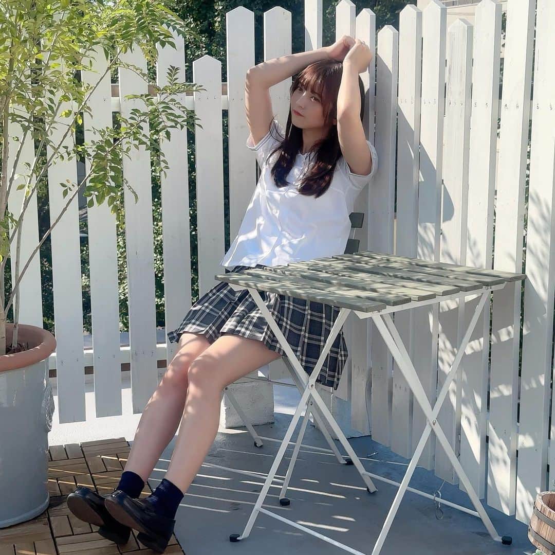 のインスタグラム：「久々の制服でテンション上がったっ 水色エモーションの撮影してきたよお！ なんと表紙です！！！  絶対ゲットしてね詳細はまた後日👶🤍🤍🤍」