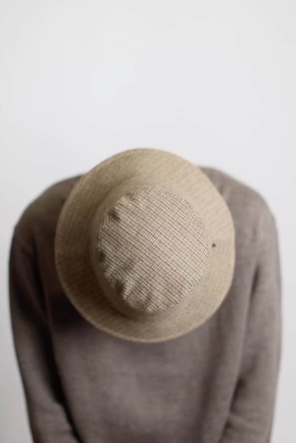 ミュールバウアーのインスタグラム：「AW 2023/24 collection CLOTH Head‘s up for the scarf-less version of the bucket hat JOOST! If you’ve followed our recent posts you have seen this hat with the attached scarf, but this and also the wide-brimmed hat MIO are available also without. Have a look on our website or in stores!」