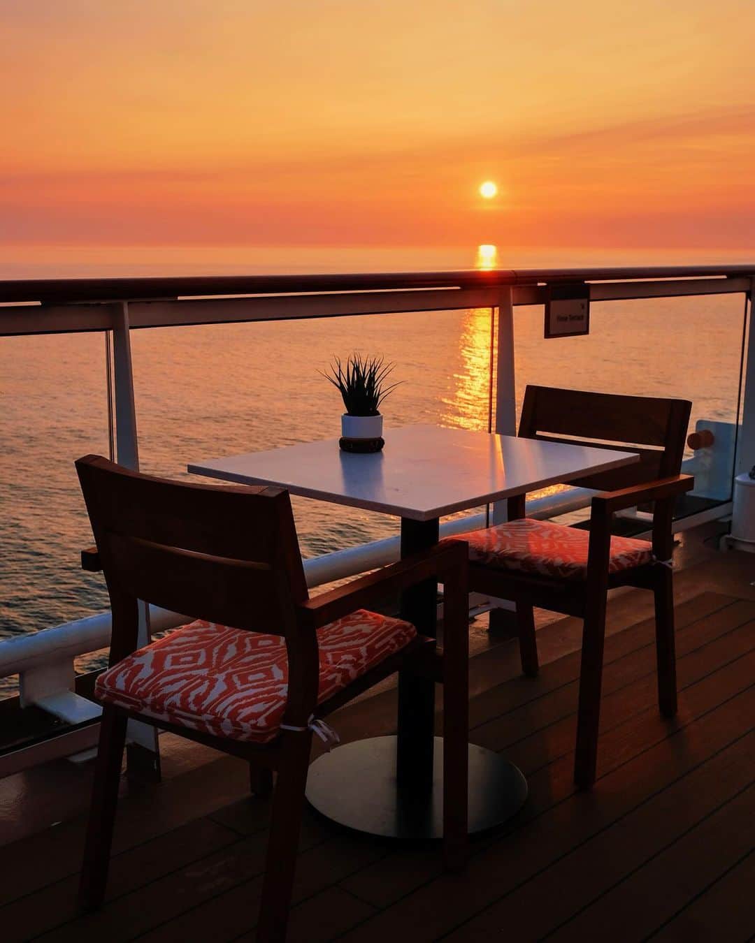 kaelさんのインスタグラム写真 - (kaelInstagram)「There’s nothing like a sunset at sea. Thank you, @vikingcruises for another magnificent voyage.」10月12日 22時36分 - punkodelish