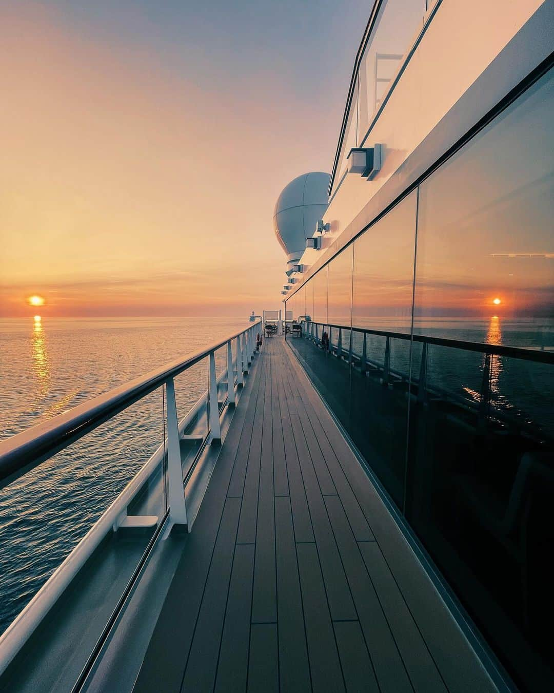 kaelさんのインスタグラム写真 - (kaelInstagram)「There’s nothing like a sunset at sea. Thank you, @vikingcruises for another magnificent voyage.」10月12日 22時36分 - punkodelish