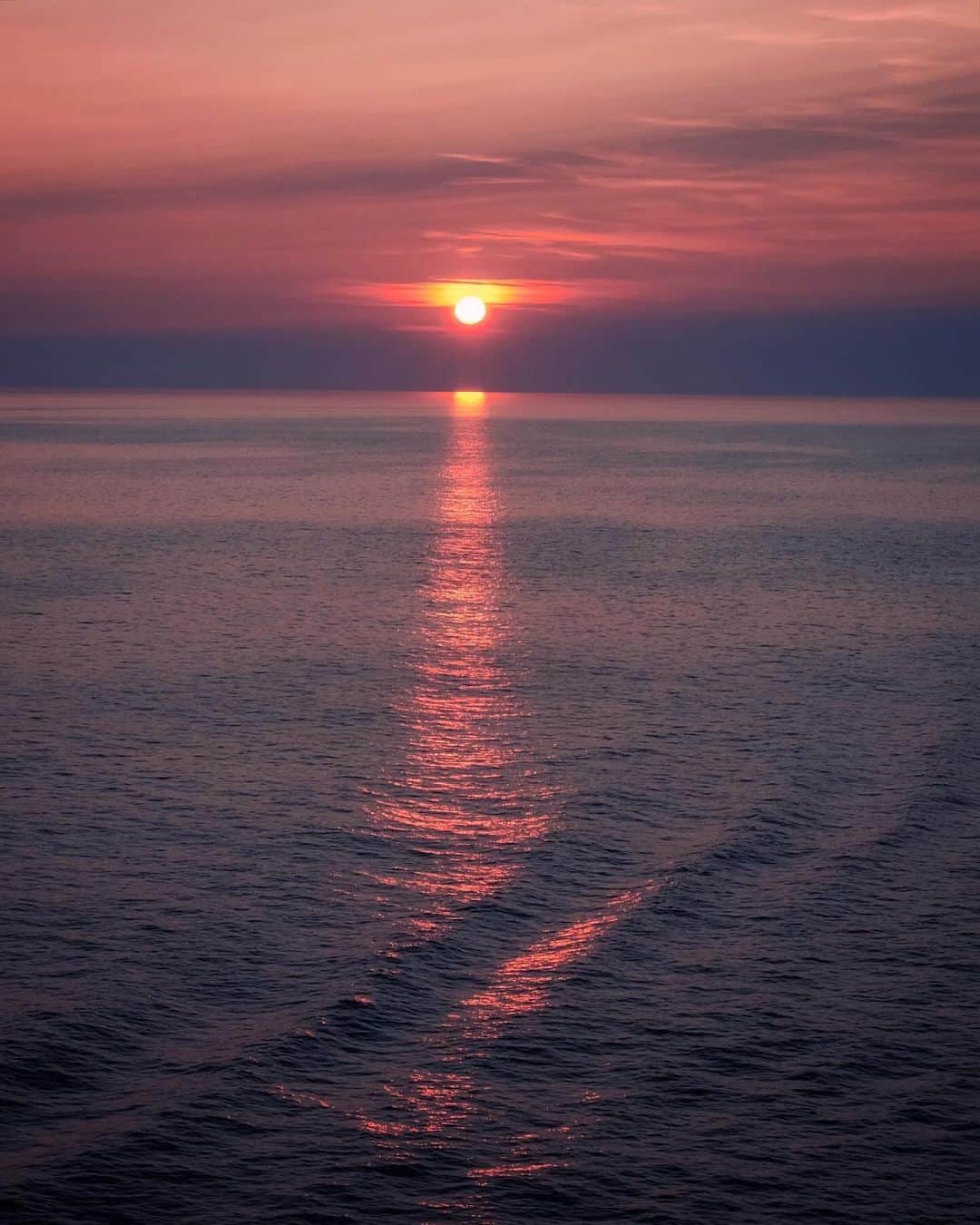 kaelさんのインスタグラム写真 - (kaelInstagram)「There’s nothing like a sunset at sea. Thank you, @vikingcruises for another magnificent voyage.」10月12日 22時36分 - punkodelish