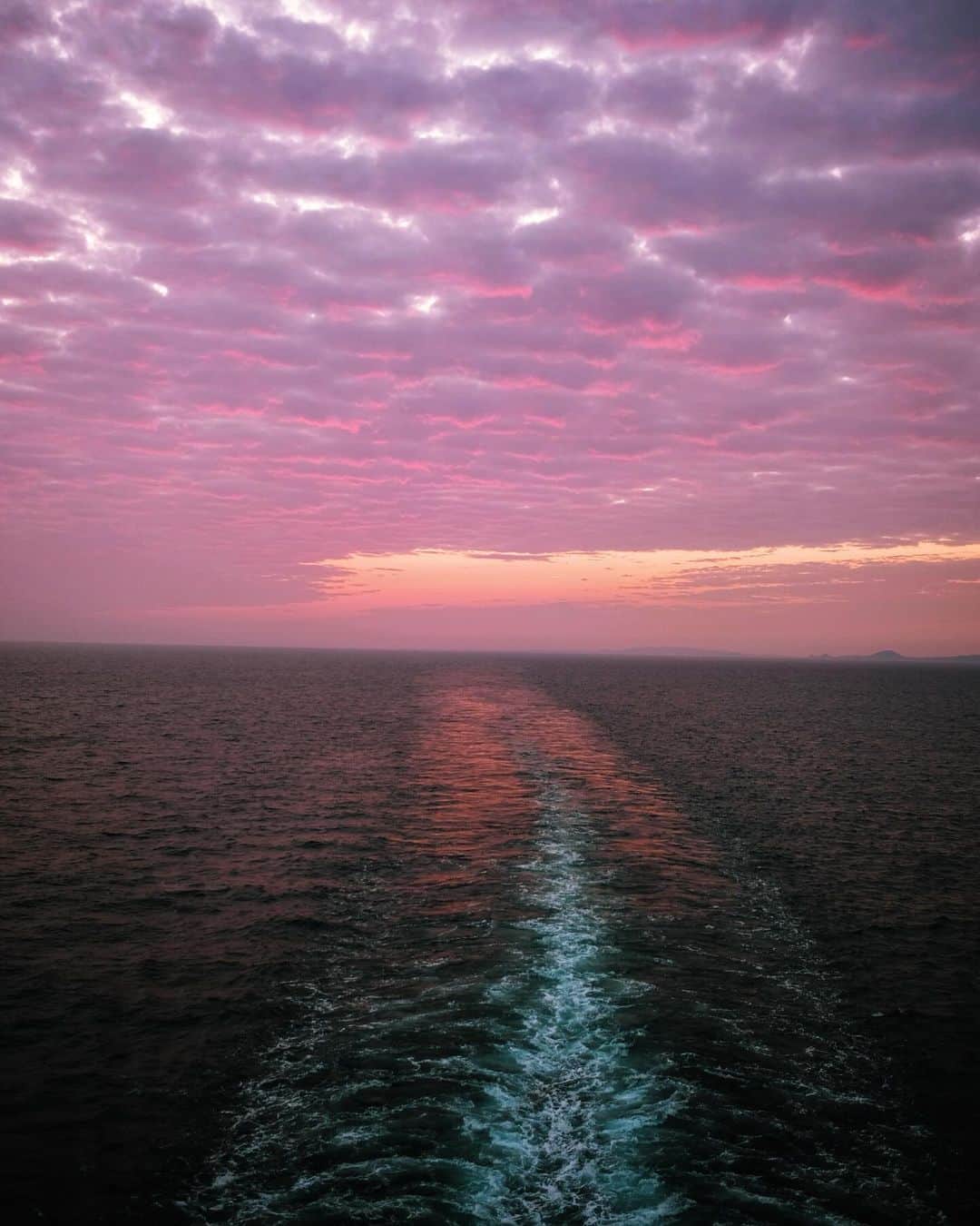 kaelさんのインスタグラム写真 - (kaelInstagram)「There’s nothing like a sunset at sea. Thank you, @vikingcruises for another magnificent voyage.」10月12日 22時36分 - punkodelish
