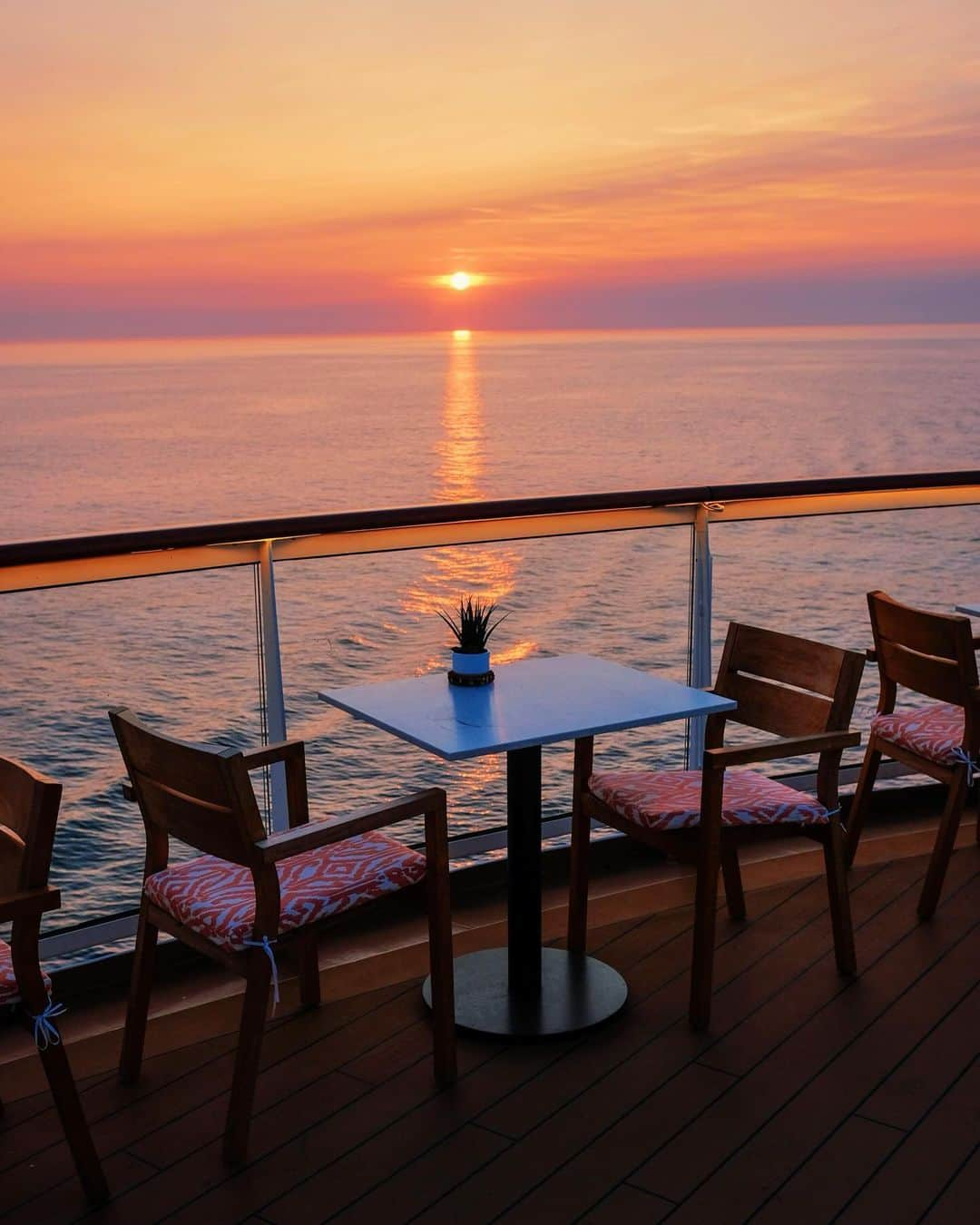 kaelさんのインスタグラム写真 - (kaelInstagram)「There’s nothing like a sunset at sea. Thank you, @vikingcruises for another magnificent voyage.」10月12日 22時36分 - punkodelish