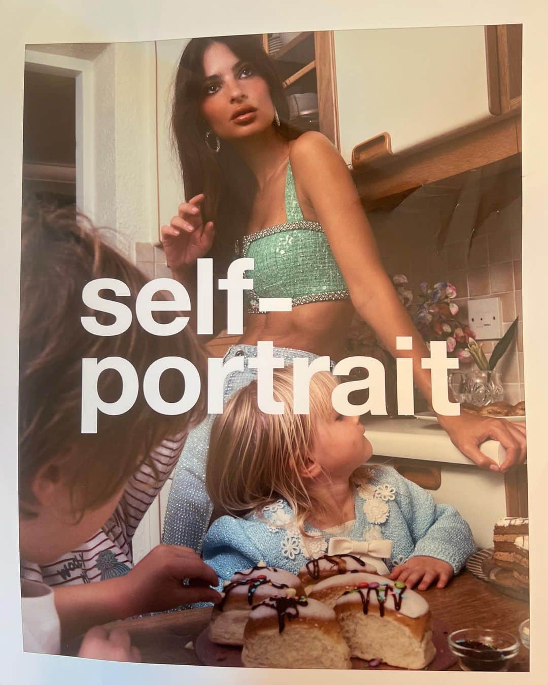 エミリー・ラタコウスキーさんのインスタグラム写真 - (エミリー・ラタコウスキーInstagram)「AT HOME with @mrselfportrait by the incredible @nickwaplington」10月12日 22時37分 - emrata