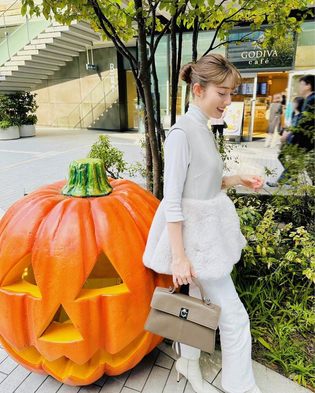 ティファニー春香さんのインスタグラム写真 - (ティファニー春香Instagram)「.  今日の私服🍂 歩いてたら大きな ジャックオランタンに遭遇🎃🫶🏻  そろそろハロウィンも近いですね！✨  #秋服 #秋冬コーデ #ハロウィン」10月12日 22時37分 - tiffanyharuka