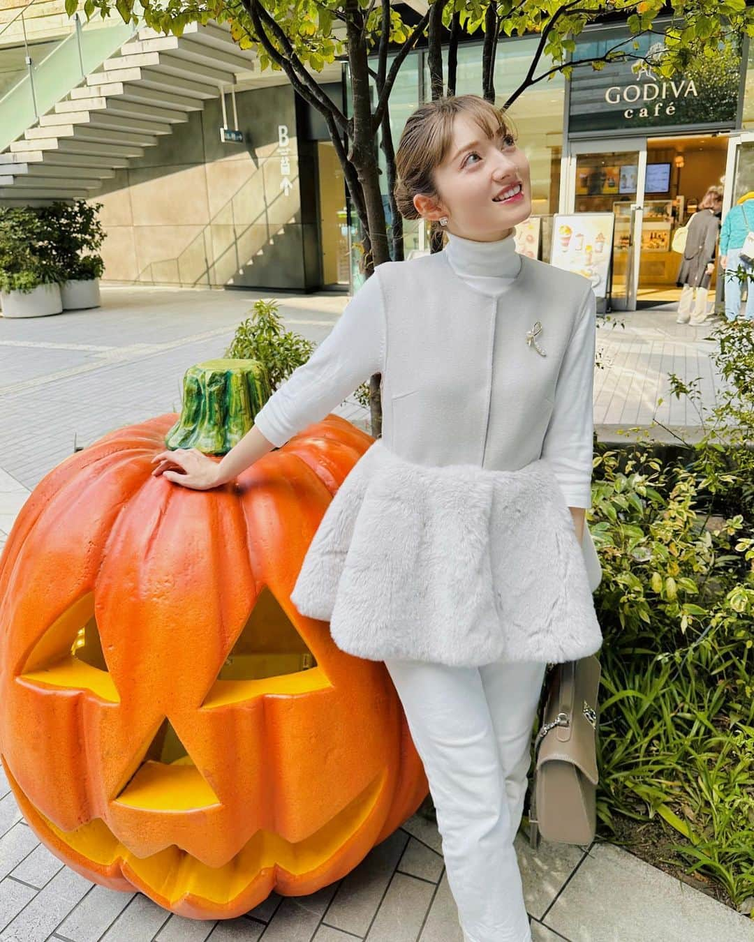 ティファニー春香さんのインスタグラム写真 - (ティファニー春香Instagram)「.  今日の私服🍂 歩いてたら大きな ジャックオランタンに遭遇🎃🫶🏻  そろそろハロウィンも近いですね！✨  #秋服 #秋冬コーデ #ハロウィン」10月12日 22時37分 - tiffanyharuka