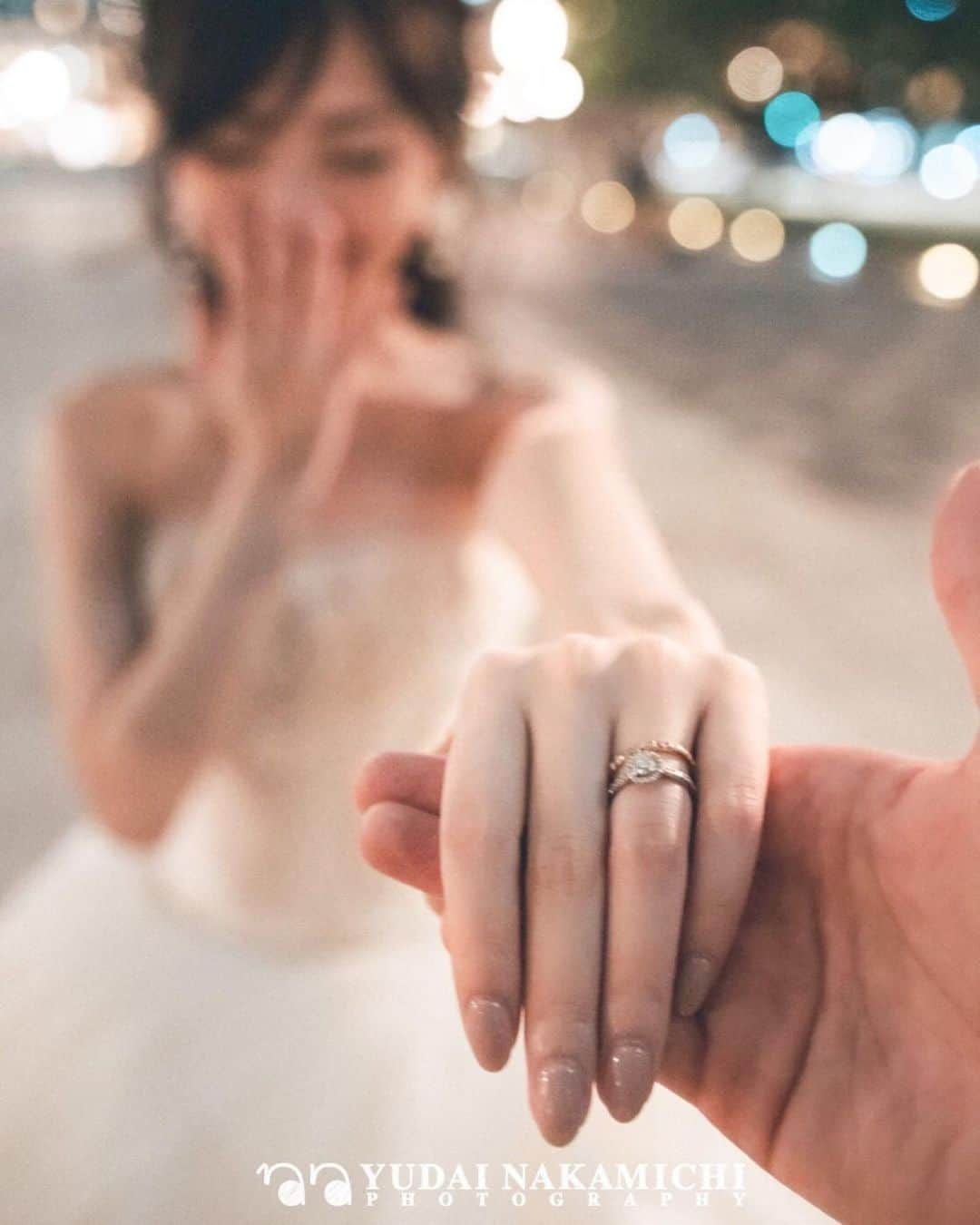 プレ花嫁の結婚式準備アプリ♡ -ウェディングニュースさんのインスタグラム写真 - (プレ花嫁の結婚式準備アプリ♡ -ウェディングニュースInstagram)「こんなアイディアどう？💕指示書に入れたい前撮りフォト🎞✨ ………………………………………………………………… 結婚式準備を楽しく♡ 役立つ情報、トレンドを毎日配信中𓂃 𓈒𓏸  マナー・段取り・お金のことはアプリでチェック🤍 【 @weddingnews_editor 】の プロフィールURLからダウンロードしてね🕊💕 …………………………………………………………………  編集部のrinです🌙｡:*  指示書に入れたい♡ おすすめの #前撮りポーズ をご紹介📷🫧  大切な #婚約指輪 と ロマンチックなお写真が撮れちゃいます💍  ぜひ参考にしてみてくださいね💓  photo by  @yudai_nakamichi28 さん  thank you𓂃𓈒𓏸  ＼📷みなさまからの投稿お待ちしています／  花嫁はもちろん、業者さんも大歓迎💭💗 アナタのお写真や動画をご紹介してもOKという方は、ぜひ #ウェディングニュース に投稿してください💕 他のSNSでも掲載させていただく可能性がございます𓅪  ……………………………………………… プレ花嫁のための結婚式準備アプリ🕊️ 🌷ウェディングニュースって？🌷 ………………………………………………  ☑︎記事が毎日100記事更新される  ☑︎先輩花嫁のレポをチェックできる  ☑︎無料のDL素材配布  ☑︎お金・マナー・段取りについて詳しくチェックできる  など、リアルな情報が知れるんです𓂃 𓈒𓏸  @weddingnews_editor のURLから ダウンロードできるのでチェックしてみてね🕊️  #結婚式準備 #花嫁 #ウエディング #プレ花嫁 #結婚式 #結婚 #前撮り指示書 #ウェディングフォト #フォトウェディング #ロケーションフォト #前撮りドレス #エンゲージメントフォト #エンゲージリング #プロポーズ #入籍 #結婚報告 #結婚式前撮り#2023冬婚 #2024冬婚 #2024春婚 #2024夏婚 #2024秋婚」10月13日 18時00分 - weddingnews_editor