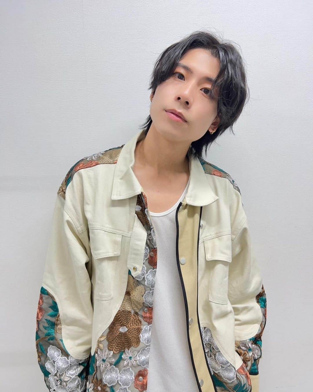 吉原雅斗のインスタグラム：「ソロ曲出ます🕺🏿」