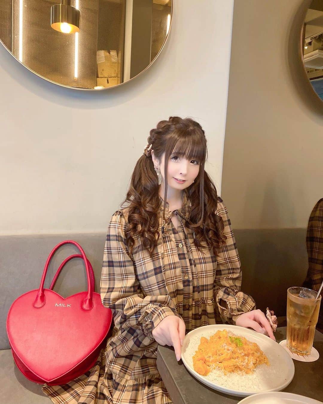 伊藤芽衣のインスタグラム：「めずらしく その日のうちに 今日のめいち♡ ⁡ 秋色なワンピースは WILLSELECTIONさんでした…！ @willselection_official  ⁡ #ウィルセレクション #willselection #milk」