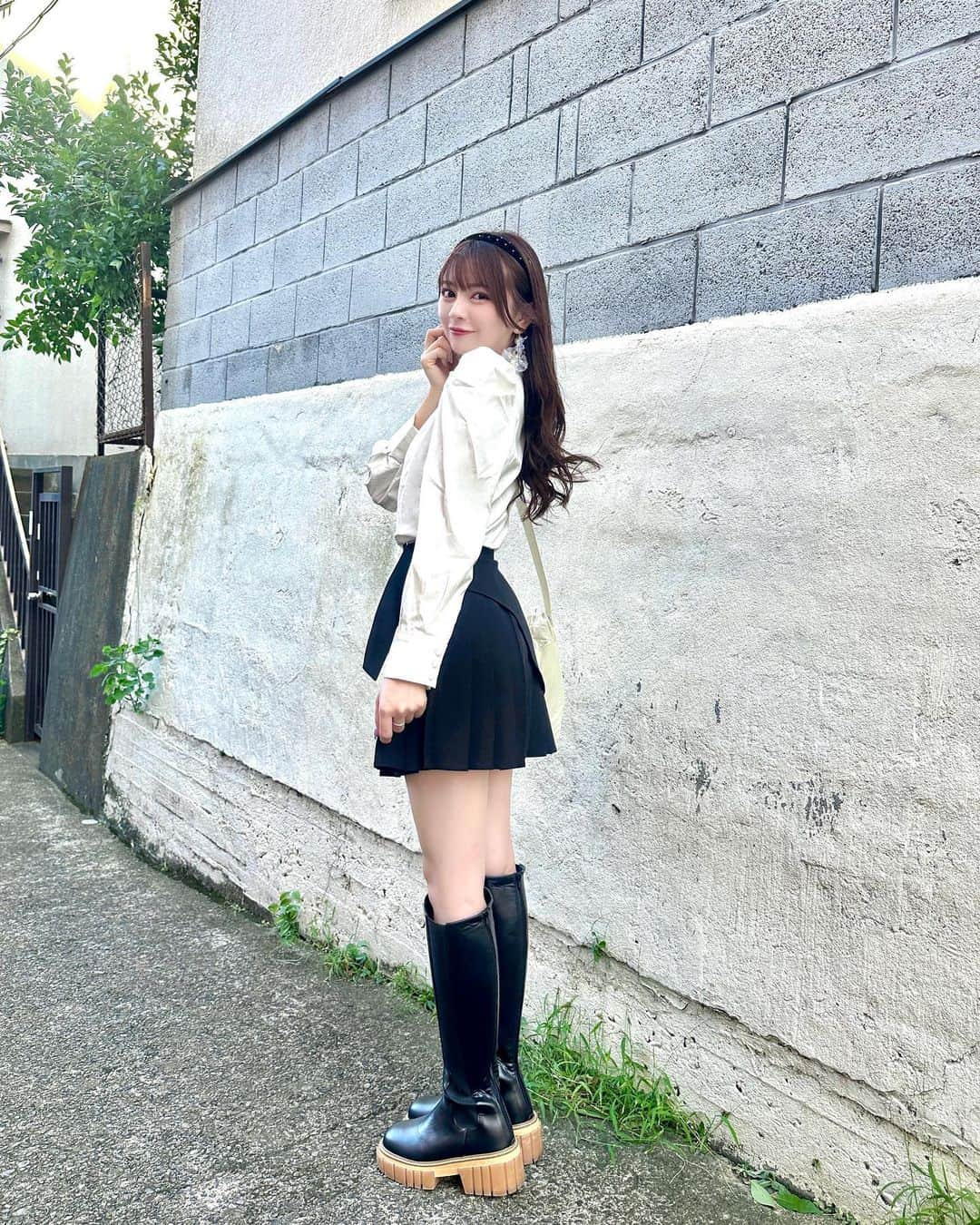 廣川奈々聖のインスタグラム：「ロングブーツの季節がきた🐶💭ෆ ⁡ 秋服ちょっとずつ着れるようになってきたね〜 ^ > ̫ < ^ この日はモノトーンコーデ🌛🌛💭 ⁡ ⁡ ⁡ ⁡ #pr #ananotherangelus #lipservice #amail  #ななせのふく #ロングブーツコーデ #秋服 #秋コーデ」