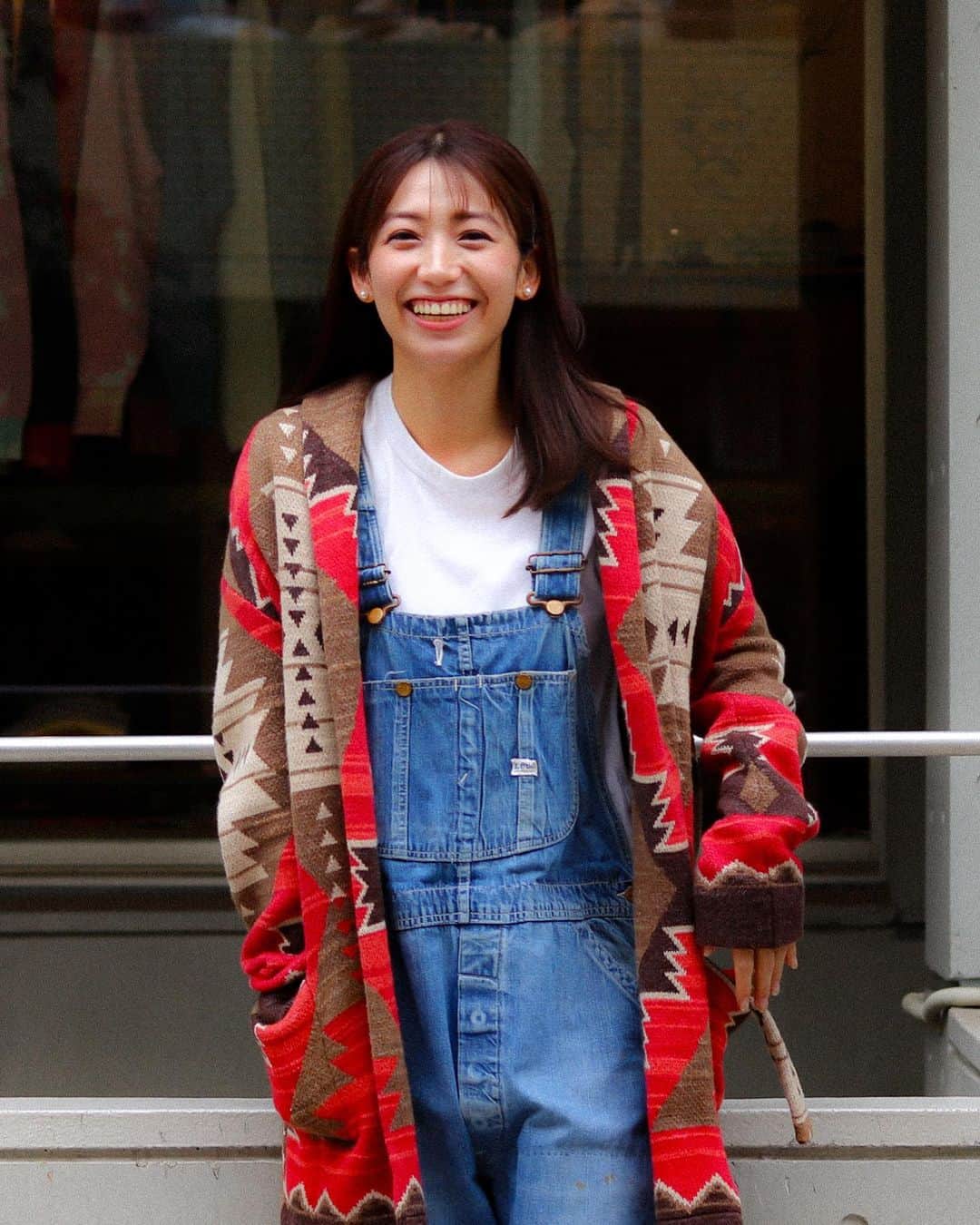 佐藤あいりのインスタグラム：「. 久しぶりにオーバーオール着た👖💙 1980年モノ🥺かわぁ  色物のカーディガンもいいよね🍁  スニーカーは自前✌🏻#nike   #fallfashion #fallfashionitems #fallstyle #fall #fashion #古着 #vintage #ビンテージ古着  #北参道 #原宿古着屋 #東京古着屋」