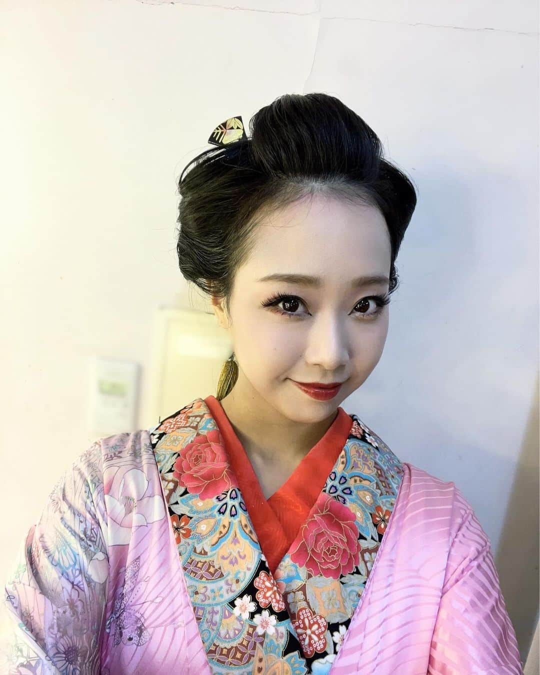 加藤夕夏のインスタグラム：「日本髪でありんす👘  #贋作写楽 #着物 #和装ヘア #和装 #演劇 #kimono  劇団そとばこまちさん　舞台"贋作写楽"11/17〜19 KAAT 神奈川芸術劇場🎭」