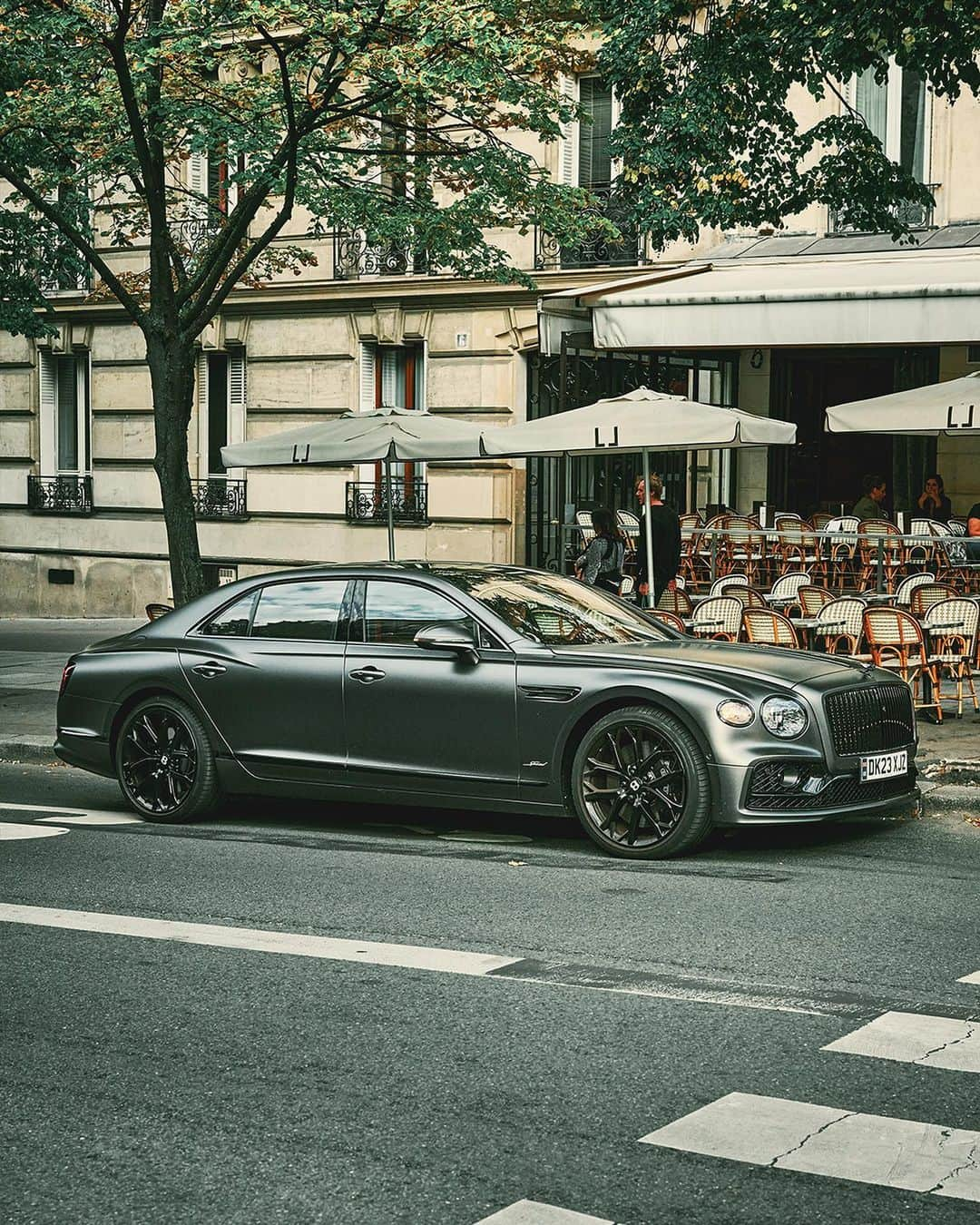 ベントレーさんのインスタグラム写真 - (ベントレーInstagram)「Take a photo, it'll last longer. #PFW #PFW23  _ #Bentley #FlyingSpur Speed (W12) WLTP drive cycle: fuel consumption, mpg (l/100km) – Combined 18.8 (15.0). Combined CO₂ Emissions – 340 g/km.」10月13日 1時30分 - bentleymotors