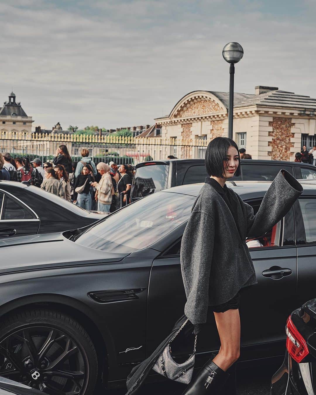 ベントレーさんのインスタグラム写真 - (ベントレーInstagram)「Take a photo, it'll last longer. #PFW #PFW23  _ #Bentley #FlyingSpur Speed (W12) WLTP drive cycle: fuel consumption, mpg (l/100km) – Combined 18.8 (15.0). Combined CO₂ Emissions – 340 g/km.」10月13日 1時30分 - bentleymotors