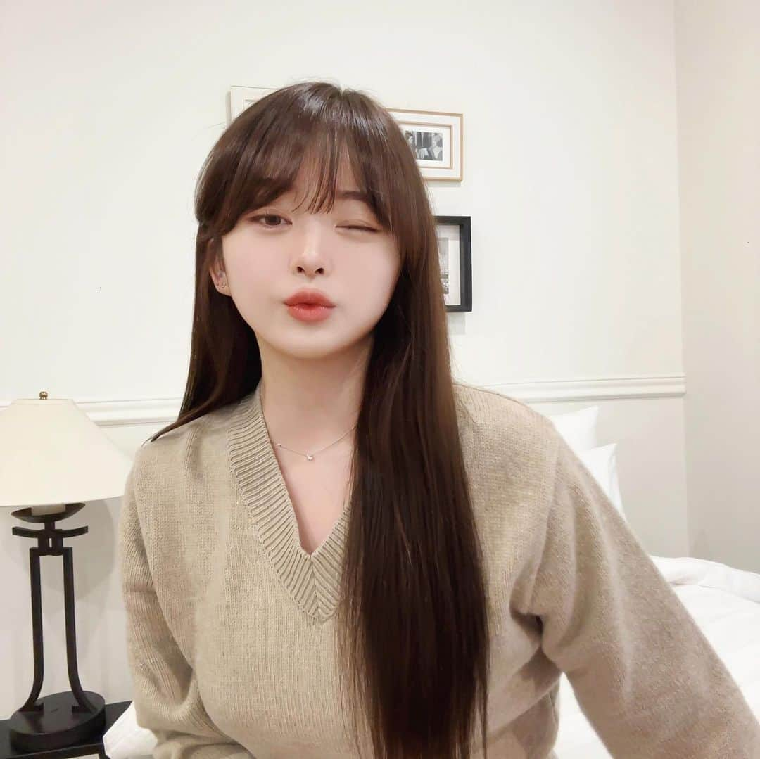 スヒョンのインスタグラム：「♥ 다들 이상하다고 올리지 말라고 했지만 치명적인척하는 사진 올리고 싶어서 말 안 듣고 올려버리는 나.. 😑😐😬 ⠀⠀⠀⠀ 장수 냉장고 최애 ❛ 𝑻𝒆𝒂𝒕𝒓𝒆𝒂𝒕 #여우티 ❜ 🐱 그리고 신제품 #콤부차 까지 추가된 ❛ 𝑵𝒂𝒓𝒂𝒏𝒈𝒅 #나랑드사이다 ❜ 최저가 마켓 💛 ⠀⠀⠀⠀ 🚨 #여우티 & #나랑드사이다 최저가 마켓 #오늘_마감됩니다 ⠀⠀⠀⠀ 얼른 막차 탑승하시라고 깜짝 이벤트 슬쩍 가져왔어요 🥵 ⠀⠀⠀⠀ ❛ 𝑬𝒗𝒆𝒏𝒕 ❜ #좋아요 🫶🏻 누르고 댓글에 #저요 또는 여우티 구매하신 무병님들은 ❝ #구매완료 ❞ 남겨주시면 10분 추첨해서 ❛ #티트리트 신제품 #공복젤리 or #푸룬딥스트롱 ❜ 보내드릴게요 🫐 ⠀⠀⠀ ❶ 여우티 가격 1. 𝑻𝒆𝒂𝒕𝒓𝒆𝒂𝒕 여우티 티백 1+1 (57% 할인) 정가 37,000원 ➝ 장수 마켓가 15,900원 💰 ⠀⠀⠀ 2. 𝑻𝒆𝒂𝒕𝒓𝒆𝒂𝒕 귤먹은 여우티 1+1 (57% 할인) 정가 37,000원 ➝ 장수 마켓가 15,900원 💰 ⠀⠀⠀ 3. 𝑻𝒆𝒂𝒕𝒓𝒆𝒂𝒕 냥이티 1+1 (57% 할인) 정가 37,000원 ➝ 장수 마켓가 15,900원 💰 ⠀⠀⠀ 4. 𝑻𝒆𝒂𝒕𝒓𝒆𝒂𝒕 기린티 (57% 할인) 정가 37,000원 ➝ 장수 마켓가 15,900원 💰 ⠀⠀⠀ 5. 𝑻𝒆𝒂𝒕𝒓𝒆𝒂𝒕 여우티 페트 24개입 (51% 할인) 정가 48,000원 ➝ 장수 마켓가 23,900원 💰 ⠀⠀⠀ 6. 𝑻𝒆𝒂𝒕𝒓𝒆𝒂𝒕 여우티 페트 24개입 + 귤먹은 여우티 24개입  (52% 할인) 정가 96,000원 ➝ 장수 마켓가 46,300원 💰 ⠀⠀⠀ ❷ 여우티 배송 └ 매일 12시 이전 주문건 #당일배송 🚛🚚 └ 50,000원 이상 구매 시 #무료배송  ⠀⠀⠀⠀ ❸ 나랑드 가격 💵 1. 𝑵𝒂𝒓𝒂𝒏𝒈𝒅 나랑드 플레인💙 245ml 캔 1박스 (30개입) (31% 할인) 정가 16,100원 ➝ 장수 마켓가 11,100원 ⠀⠀⠀⠀⠀⠀⠀⠀ 2. 𝑵𝒂𝒓𝒂𝒏𝒈𝒅 나랑드 그린애플🍏 245ml 캔 1박스 (30개입) (31% 할인) 정가 16,100원 ➝ 장수 마켓가 11,100원 ⠀⠀ 3. 𝑵𝒂𝒓𝒂𝒏𝒈𝒅 나랑드 파인애플🍍 245ml 캔 1박스 (30개입) (31% 할인) 정가 16,100원 ➝ 장수 마켓가 11,100원 ⠀⠀⠀⠀ 4. 𝑵𝒂𝒓𝒂𝒏𝒈𝒅 나랑드 플레인💙 350ml 페트 1박스 (20개입) (37% 할인) 정가 17,900원 ➝ 장수 마켓가 11,300원 ⠀⠀⠀⠀ 5. 𝑵𝒂𝒓𝒂𝒏𝒈𝒅 나랑드 그린애플🍏 350ml 페트 1박스 (20개입) (37% 할인) 정가 17,900원 ➝ 장수 마켓가 11,300원 ⠀⠀⠀⠀ 6. 𝑵𝒂𝒓𝒂𝒏𝒈𝒅 나랑드 파인애플🍍 350ml 페트 1박스 (20개입) (37% 할인) 정가 17,900원 ➝ 장수 마켓가 11,300원 ⠀⠀⠀⠀ ❹ 나랑드 배송 └ 모두 #익일 #무료배송 배송비는 장수가 쏩니다 🚛🚚 ⠀⠀⠀⠀ ❺ 기간 🗓 └ ❝ #오늘_자정_마감됩니다 ❞ ⠀⠀⠀ ﹆ 프로필 링크에서 구매하시고 놓치지 마세요 ﹆ 질문은 댓글에 남겨주세요 #친구태그 는 사랑입니다 ♥ #𝑱𝒂𝒏𝒈𝒔𝒖𝒉𝒚𝒖𝒏_공구」