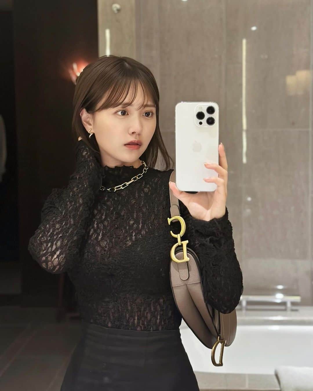 のインスタグラム：「おとなな装いでディナーへ❤︎❤︎  お料理はもちろん、 レストランの雰囲気までとっても私好みで終始うっとり☺️☺️  また行きたいなっ  2枚目と特に最後の動画はワイン1口もらっただけで真っ赤っかな私です🍅  新しいiPhone届くの待ちきれんっっ 届いとったらベージュでまとまっとったなぁ👢」