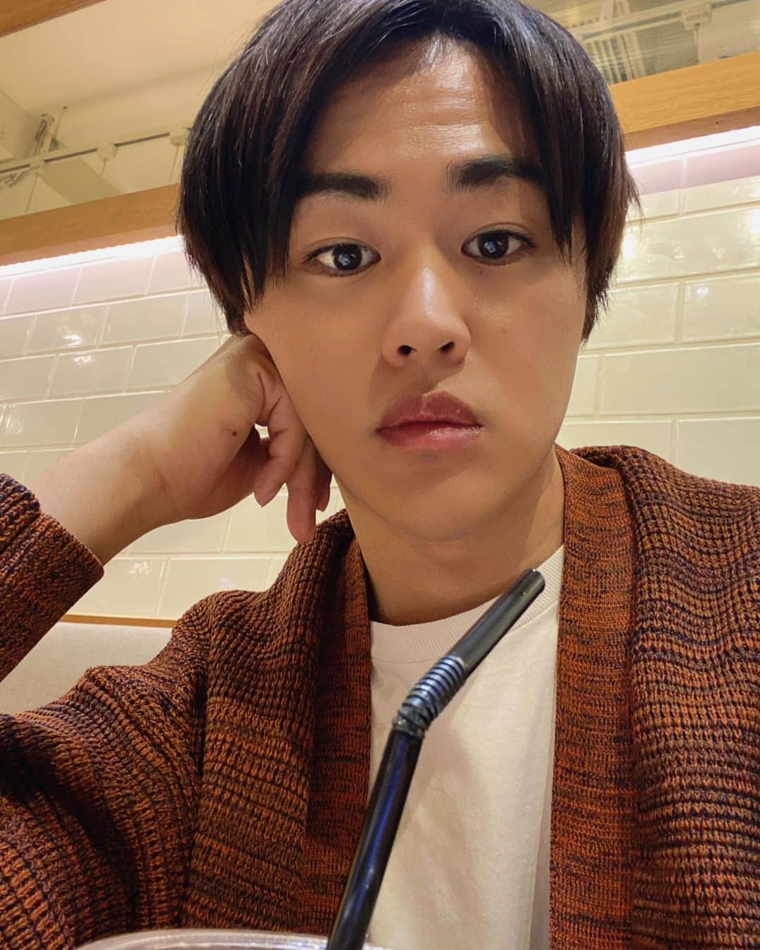 久保宏貴のインスタグラム：「・  出歩きやすい季節になりました☺︎  本日は某撮影の打ち合わせでした。  次のヘアスタイルもおススメあったら教えてほしいので、募集中です✂︎ ・ ・ ・ ・ #センターパート  #しかなくなっちゃう #ある程度伸びるとさ #それか #ワンレン  #にして伸ばそうかな  #2023秋  #打ち合わせ」