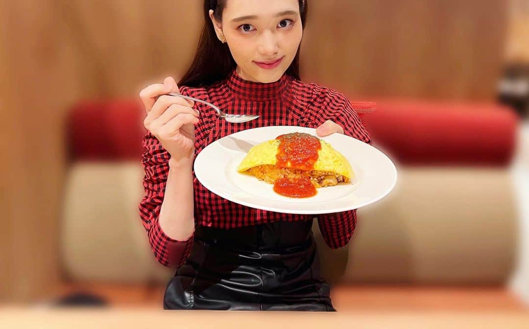 天玲美音さんのインスタグラム写真 - (天玲美音Instagram)「オムライスに魅了される食欲の秋🍳❤️ #美味美音   #オムライス #チキンライス #卵 #オムライス好き #昔ながらのオムライス #ケチャップ  ❤️毎週土曜日 20:30〜 #てんれなうるうる こと『今夜も気分は麗しく』では、「好き」をテーマに楽しく麗しくトークしています🥹  この『オムライス』も 以前の100%LOVEのコーナーテーマになったことがあります❤️  今までトークテーマだったもののお写真も、気が向いた時にアップしていきますねん！  Renaさんと2人でトークしているのですが、とにかく柔らかくて優しいときが流れる25分間になっていると思いますので、お気軽に遊びにいらしてくださいね！ 📻ハイライト【②うるうる🥹】へ  それでは これからも『LOVE』を極めていきます✨ #天玲美音  🟥(火)は #あのてん こと『あの日、あの時、あの場所で』 こちらは、 カレンダー🗓️のようで、素敵な楽曲に出逢えて、ちょっと役立つ情報も聴くことができる...そんな番組です🎵  📻ハイライト【①あのてん☺️】へ #天玲美音info」10月12日 22時49分 - miontenrei