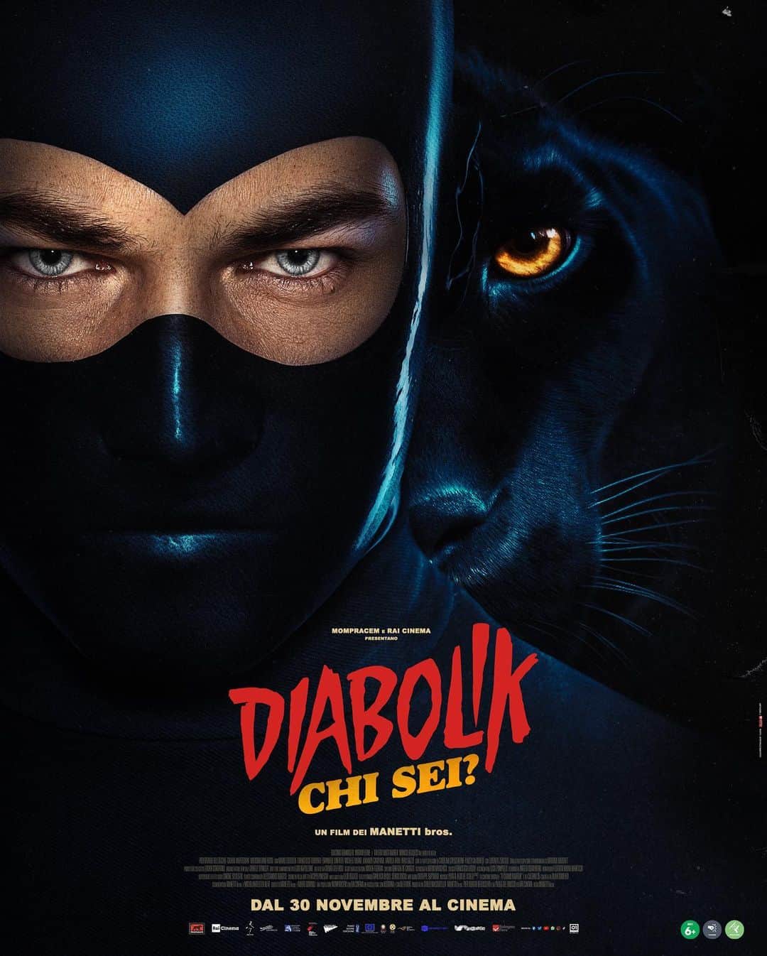 ジャコモ・ジャンニオッティのインスタグラム：「Aaaoo! Ragazzi, siamo al festival di Roma🔴🐺🟠! Che spettacolo 🍾. Il terzo capitolo di Diabolik sta per uscire. Vi aspettiamo tutti al cinema 30 Novembre. Questo film e la “origin story” di Diabolik, e siamo molto fieri di questo film,  non vedo l’ora di condividerlo con voi al cinema 🍿. Un abbraccio forte a tutti e a presto Italia 🇮🇹 ! 🥷🏻 🖤   Il passato, come una pantera, ti salta addosso all’improvviso.   "Diabolik chi sei?” il terzo capitolo di @diabolikfilm . Regia dei Manetti bros.   In anteprima al @romacinemafest nella sezione Grand Public e solo al cinema dal 30 novembre con @01distribution   Con Giacomo Gianniotti, Miriam Leone e Valerio Mastandrea, Monica Bellucci nel ruolo di Altea, Pier Giorgio Bellocchio, Chiara Martegiani, Massimiliano Rossi, con Mario Sgueglia, Francesco Turbanti, Emanuele Linfatti, Michele Ragno, Amanda Campana, Andrea Arru, Max Gazzè, con la partecipazione di Carolina Crescentini, Paolo Calabresi, con Lorenzo Zurzolo, con la partecipazione straordinaria di Barbara Bouchet.  @diabolikfilm @mmanetti @01distribution  @rai_cinema  @mirimeo @monicabellucciofficiel @piergb @barbara.bouchet.official @palantir_digital @francesca_finello @lucapompozzi @gegedecarolis @nayo_o」