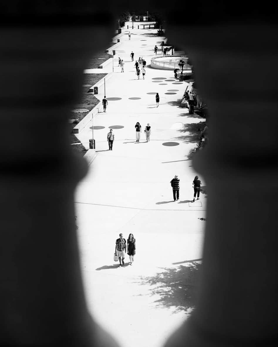 ライカさんのインスタグラム写真 - (ライカInstagram)「The Heart of Paris  "Paris is one of the most rewarding and inspiring cities to photograph with so many beautiful streets and flow of people from all walks of life. The old and the new is a theme that Paris seems to relish taking on in a myriad of different ways which somehow makes black and white the format of choice for me here." - Adam Suschitzky (@adam_suschitzky)  📷: Leica SL2  #LeicaCamera #Leica #🔴📷」10月12日 23時00分 - leica_camera