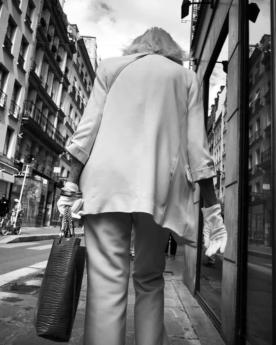 ライカさんのインスタグラム写真 - (ライカInstagram)「The Heart of Paris  "Paris is one of the most rewarding and inspiring cities to photograph with so many beautiful streets and flow of people from all walks of life. The old and the new is a theme that Paris seems to relish taking on in a myriad of different ways which somehow makes black and white the format of choice for me here." - Adam Suschitzky (@adam_suschitzky)  📷: Leica SL2  #LeicaCamera #Leica #🔴📷」10月12日 23時00分 - leica_camera