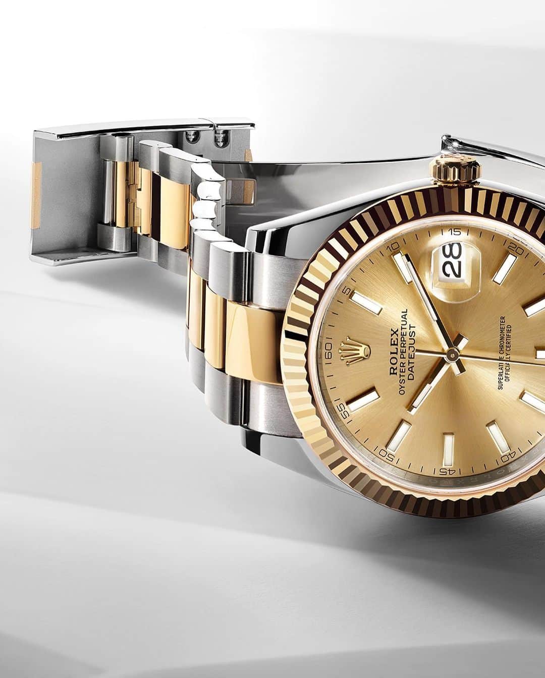 rolexのインスタグラム：「The Datejust 41 in Oystersteel and yellow gold featuring a champagne-colour dial. Its Oyster bracelet is equipped with the Easylink comfort extension link offering effortless, on-the-move adjustability. #Rolex #Datejust #101031」