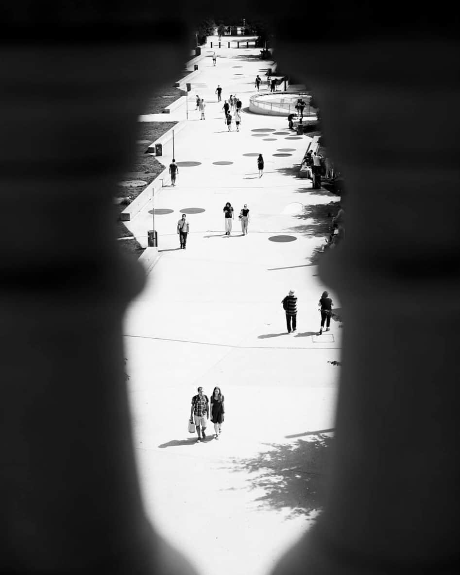 ライカのインスタグラム：「The Heart of Paris  "Paris is one of the most rewarding and inspiring cities to photograph with so many beautiful streets and flow of people from all walks of life. The old and the new is a theme that Paris seems to relish taking on in a myriad of different ways which somehow makes black and white the format of choice for me here." - Adam Suschitzky (@adam_suschitzky)  📷: Leica SL2  #LeicaCamera #Leica #🔴📷」